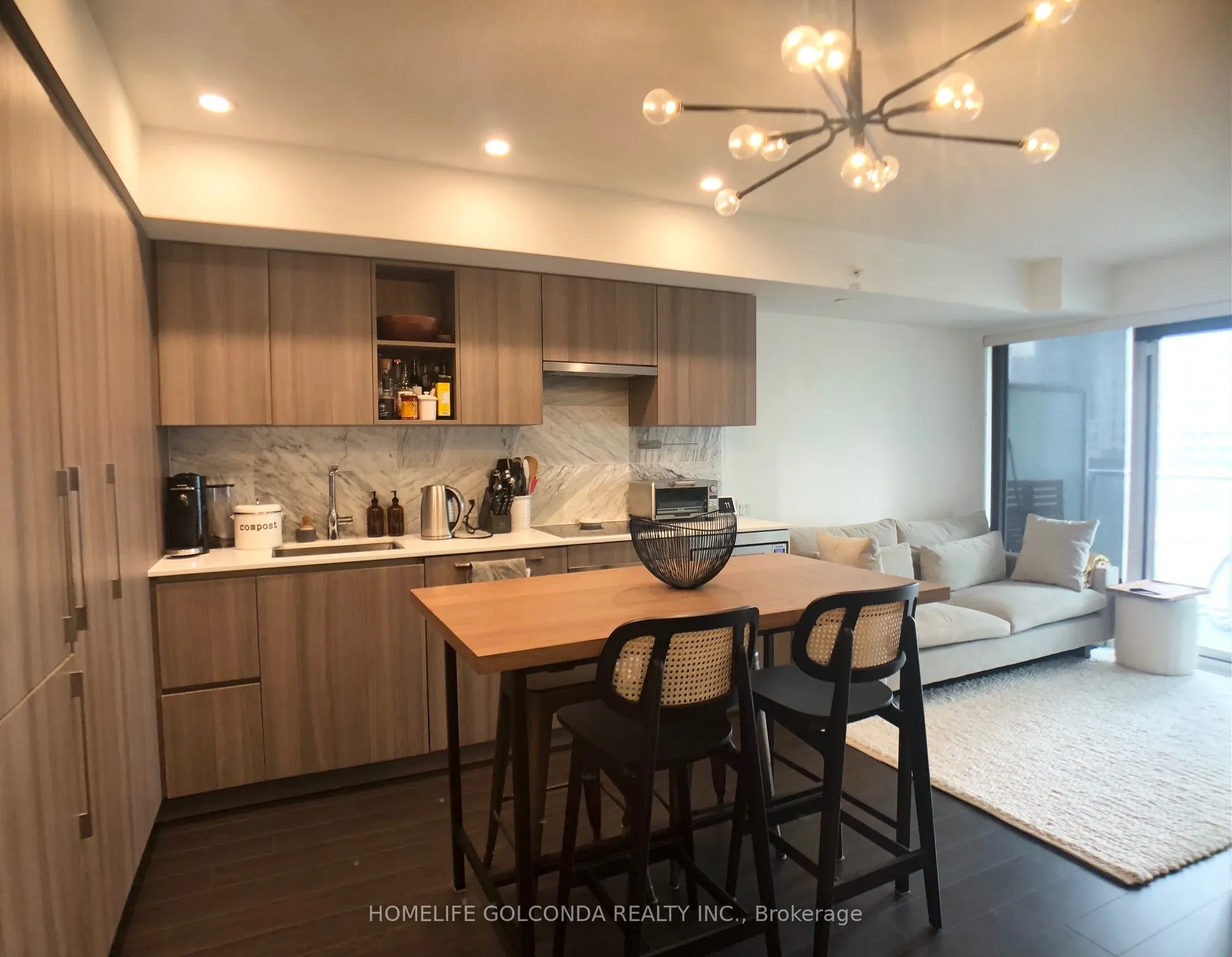 19 Bathurst Street, #910