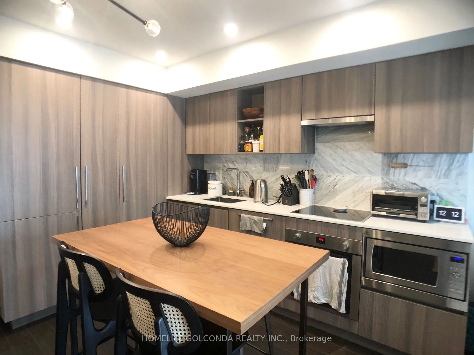 19 Bathurst Street, #910