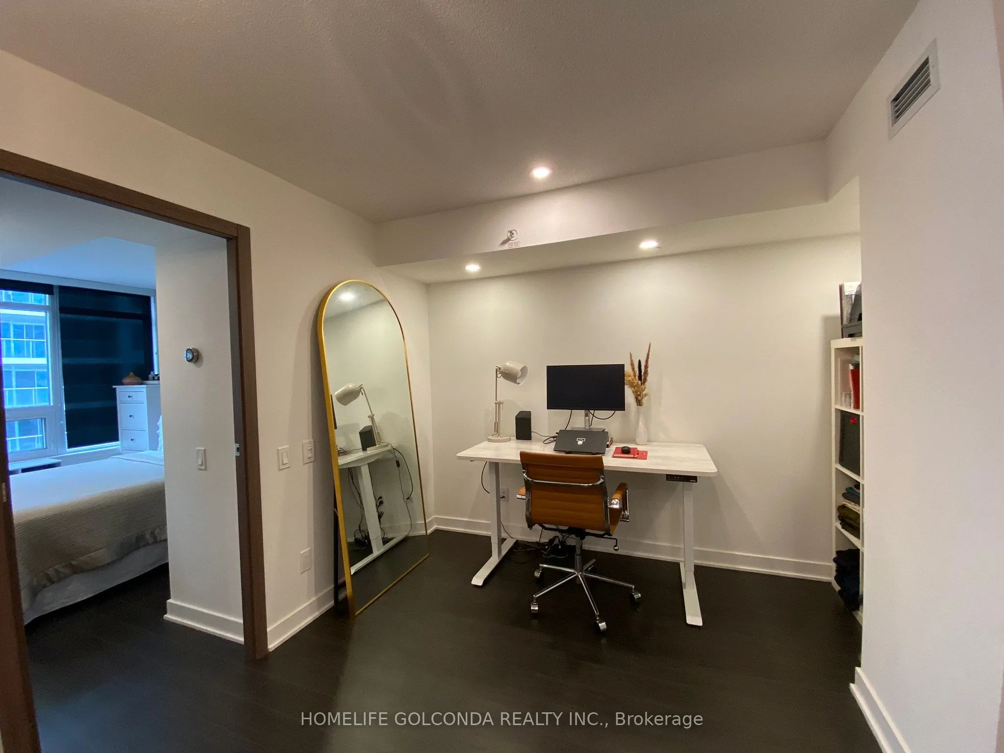 19 Bathurst Street, #910