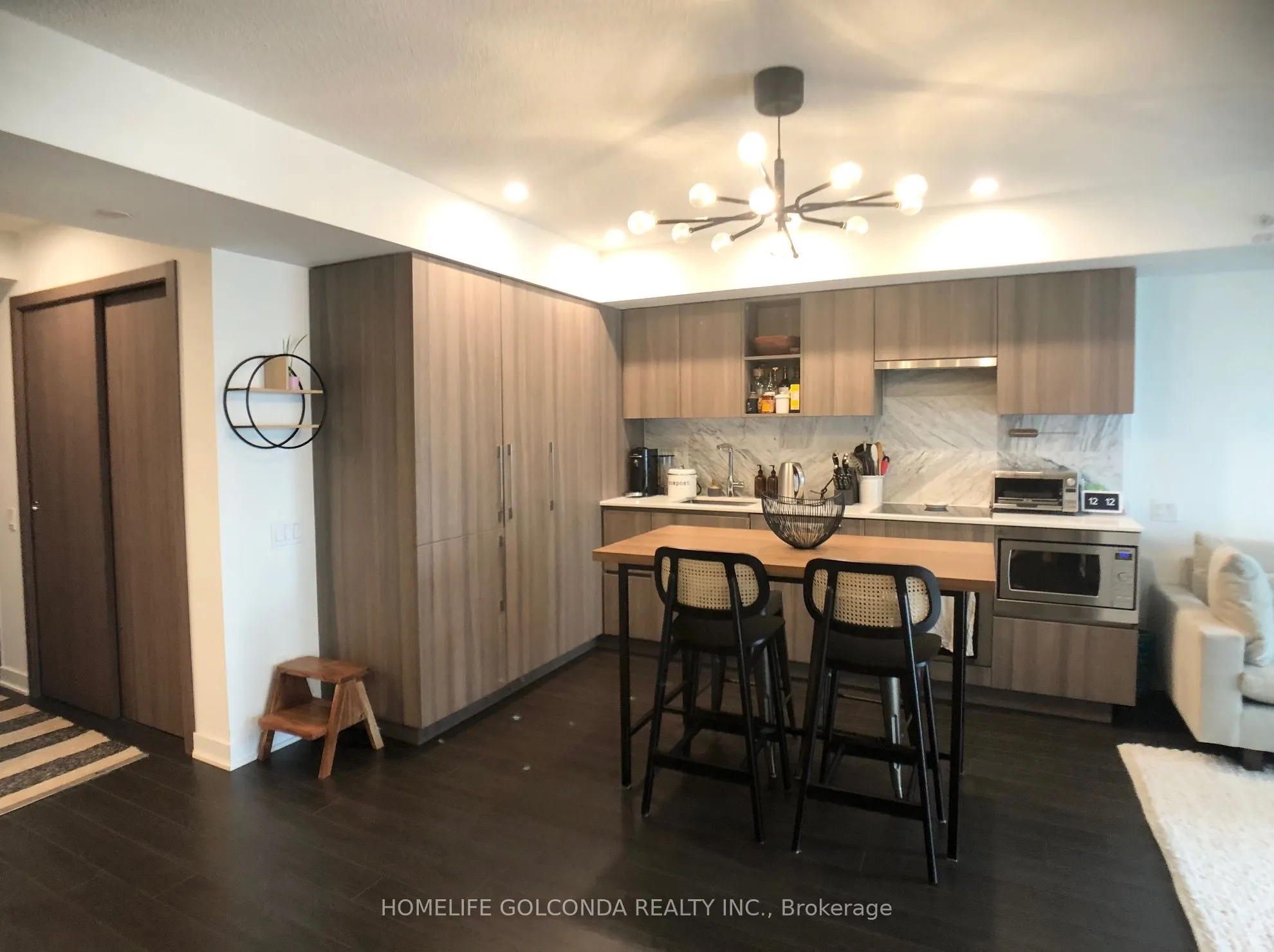 19 Bathurst Street, #910