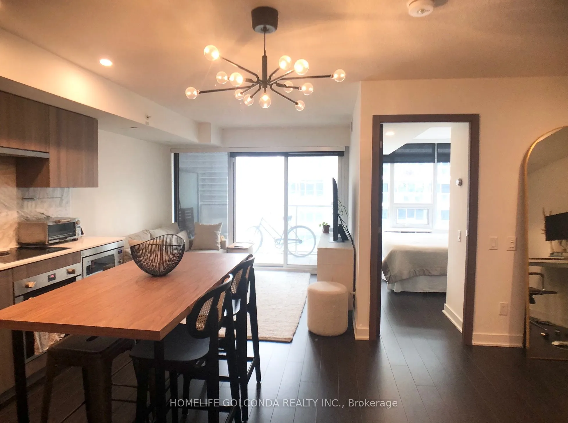 19 Bathurst Street, #910
