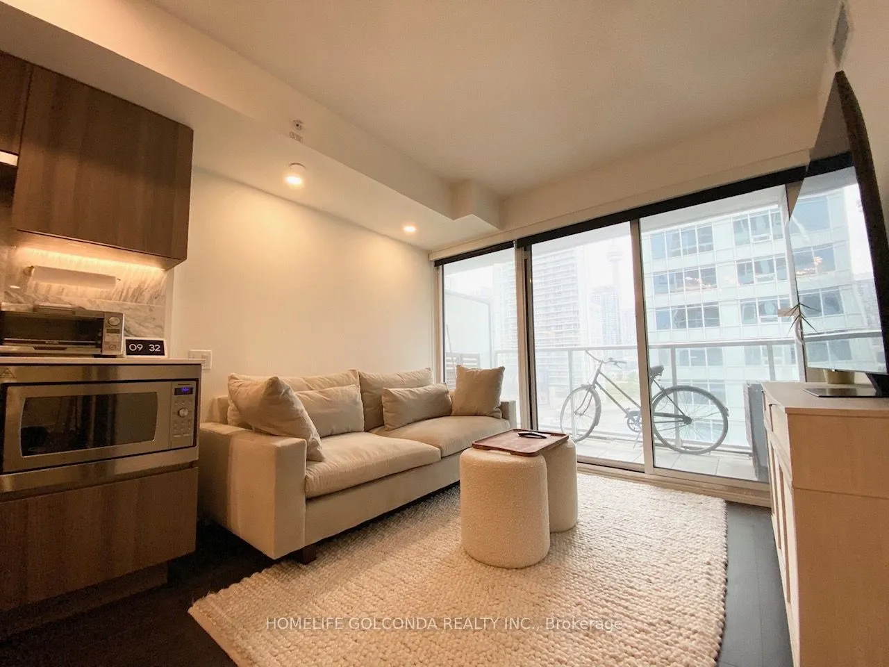 19 Bathurst Street, #910