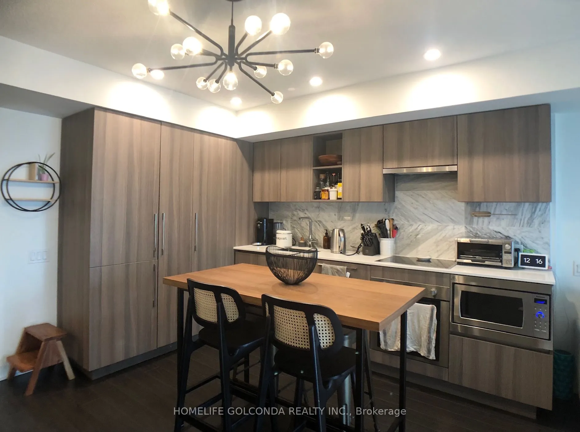 19 Bathurst Street, #910