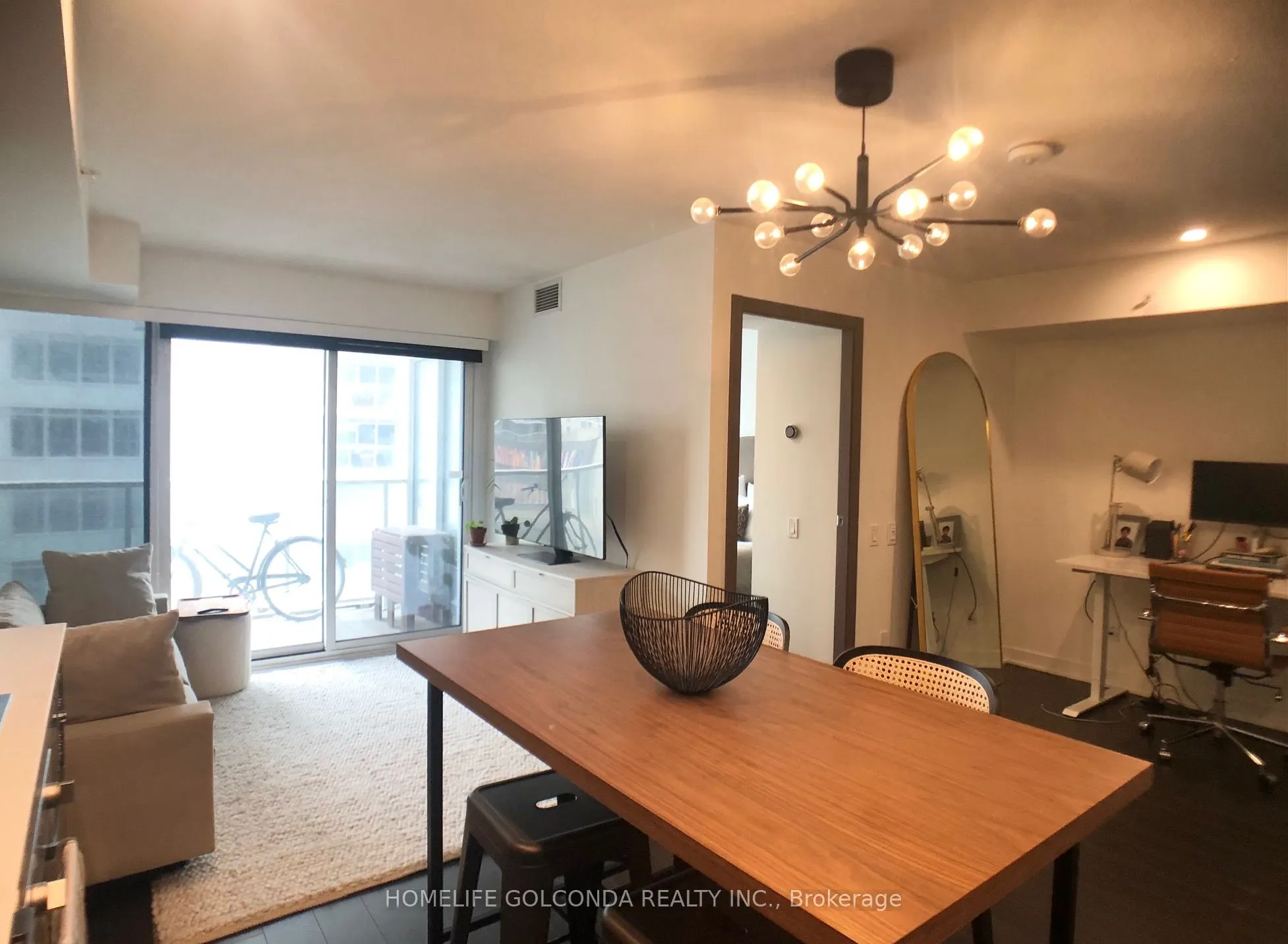 19 Bathurst Street, #910