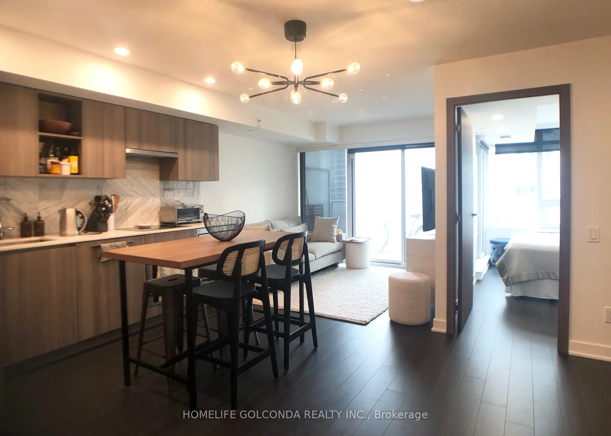 19 Bathurst Street, #910