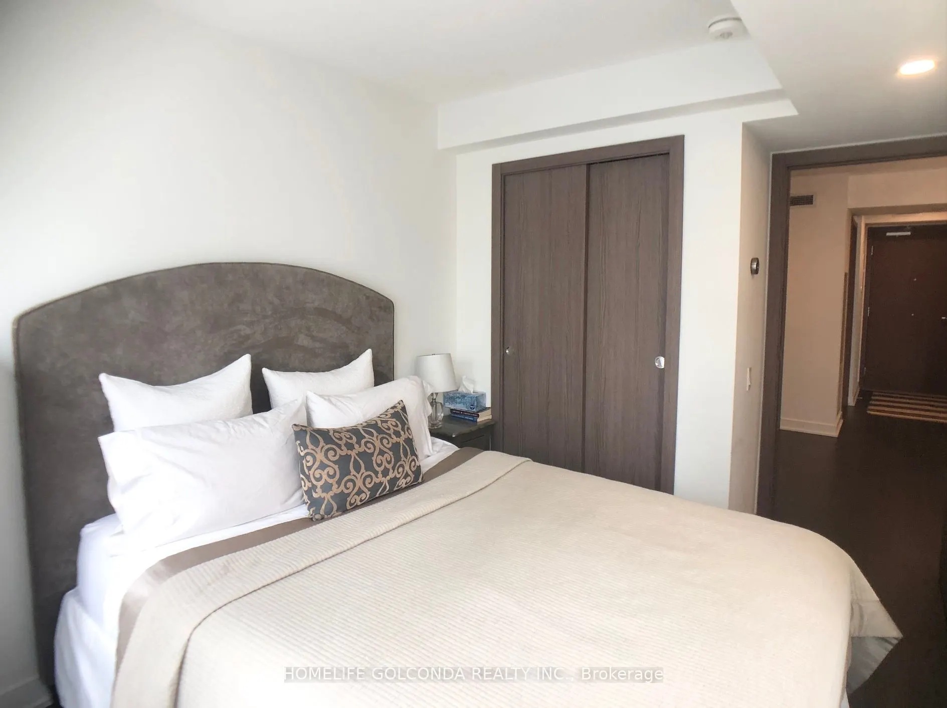 19 Bathurst Street, #910