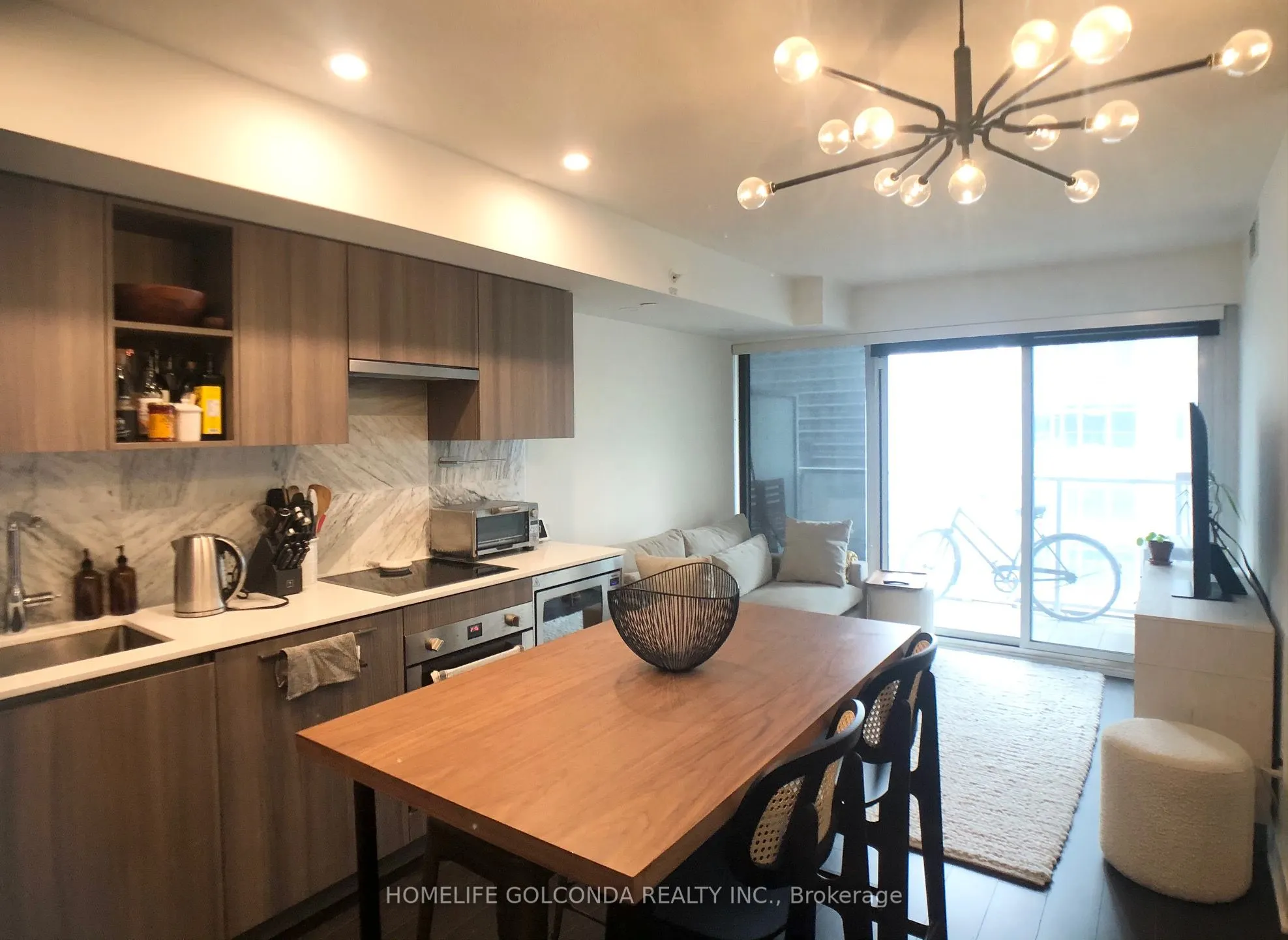 19 Bathurst Street, #910