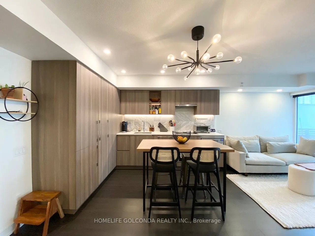 19 Bathurst Street, #910