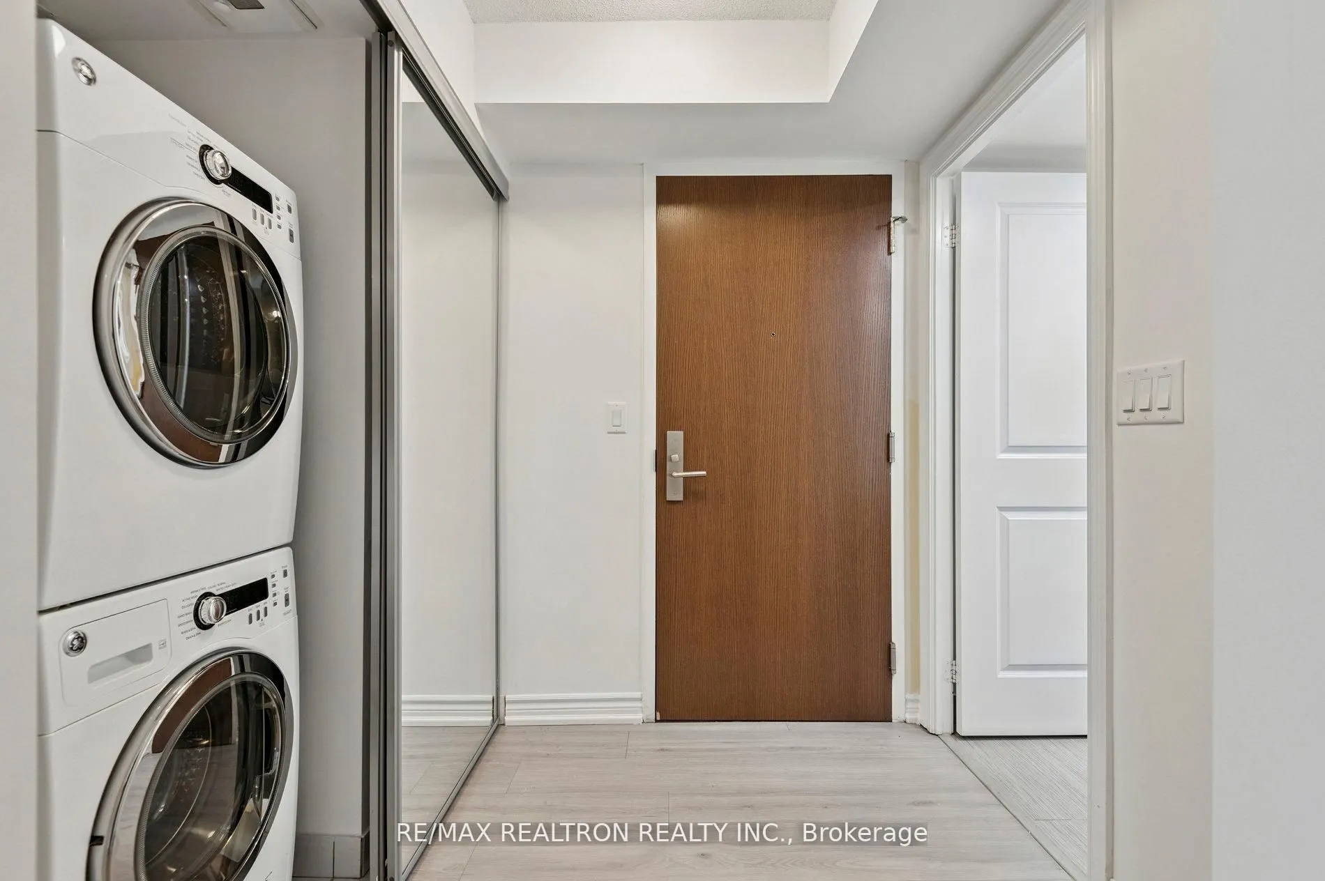 386 Yonge Street, #2201