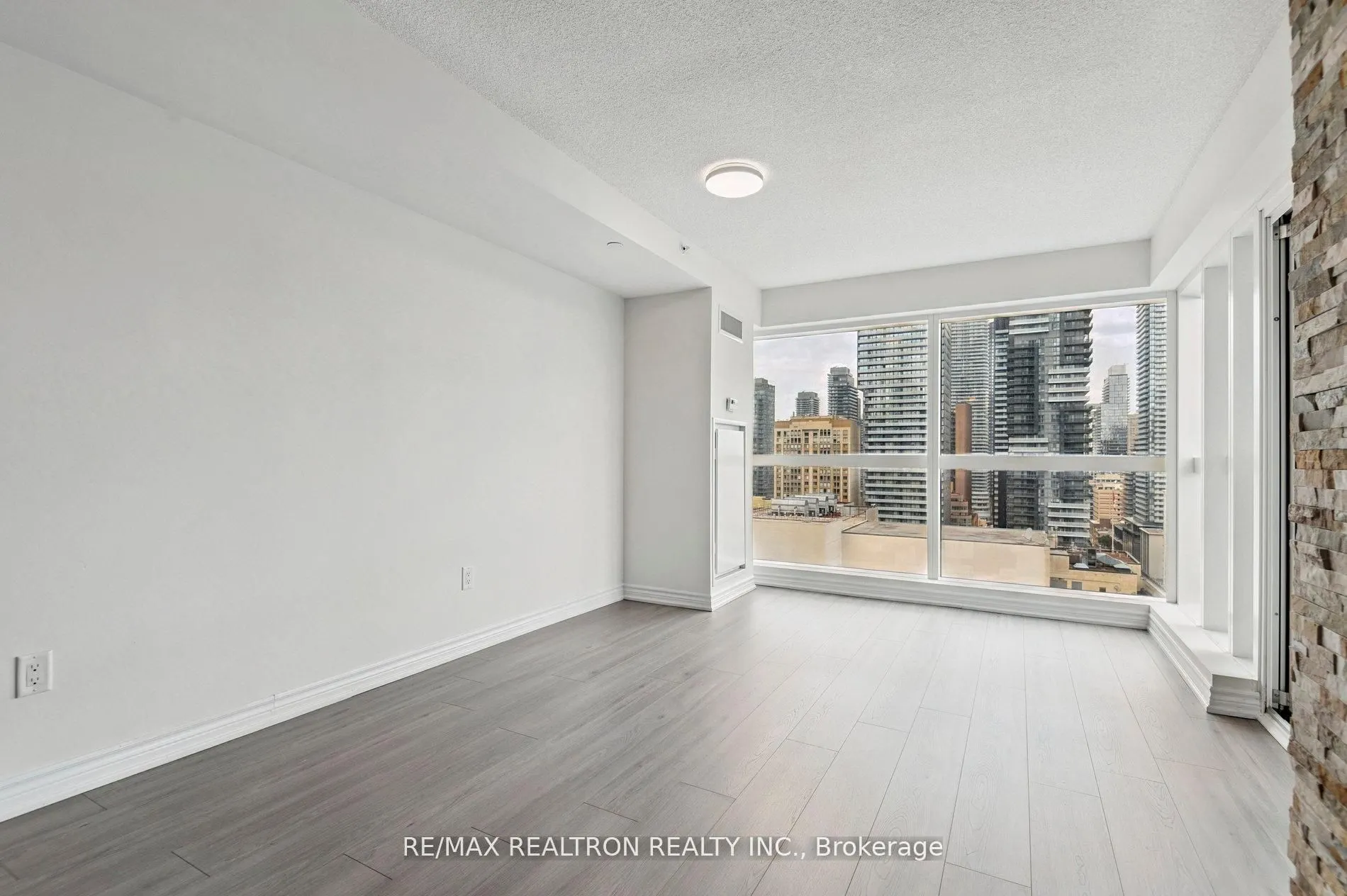 386 Yonge Street, #2201
