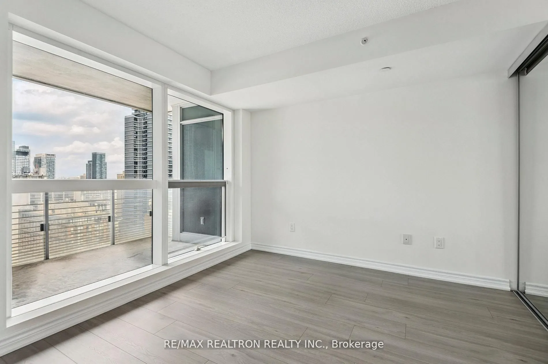 386 Yonge Street, #2201