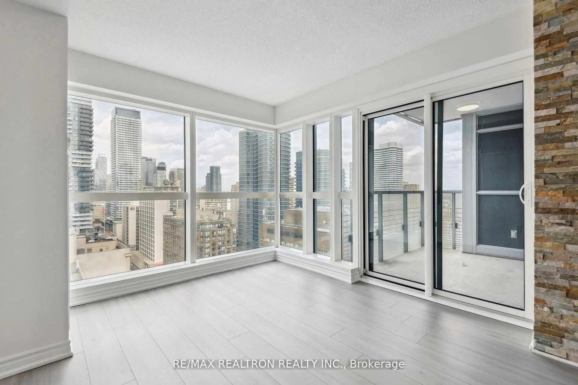 386 Yonge Street, #2201