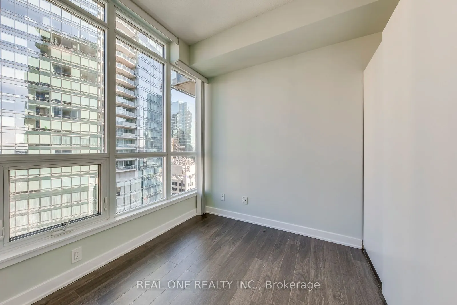 126 Simcoe Street, #2007