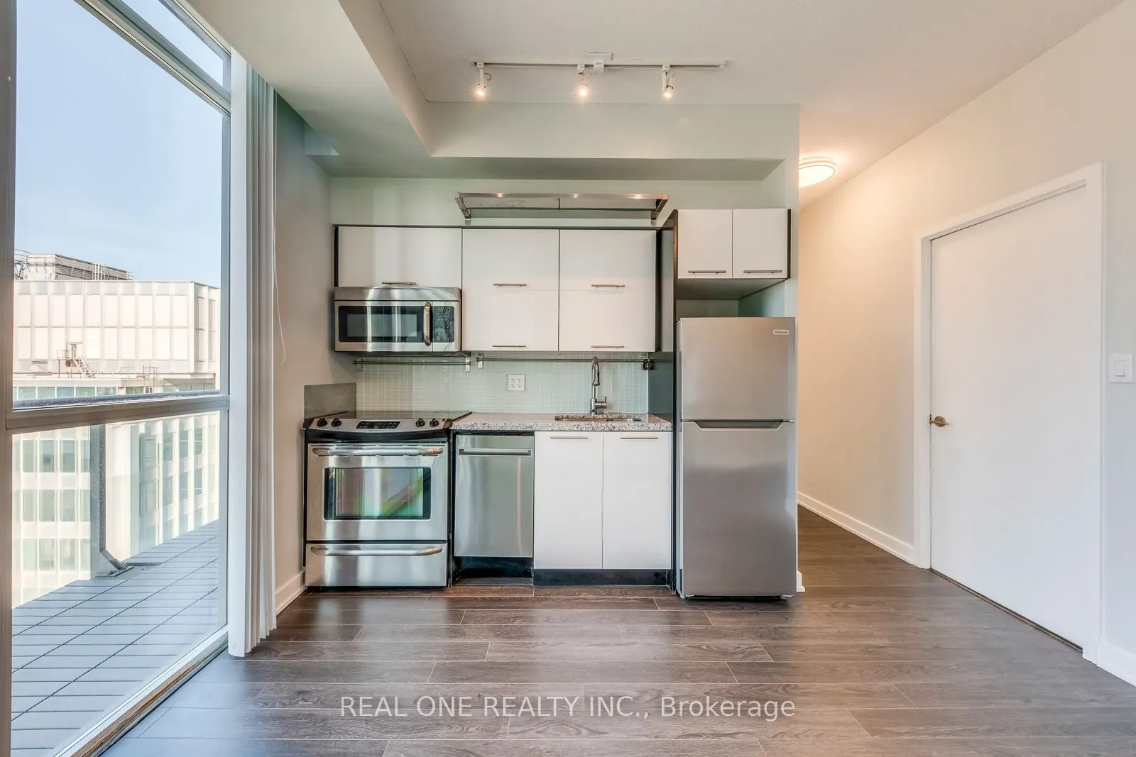 126 Simcoe Street, #2007