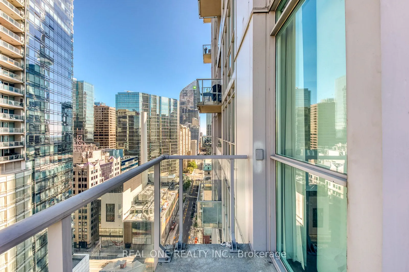 126 Simcoe Street, #2007