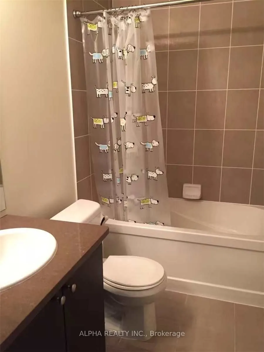 25 Lower Simcoe Street, #211