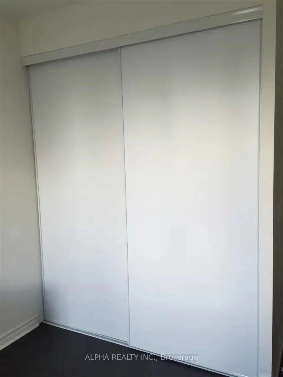 25 Lower Simcoe Street, #211
