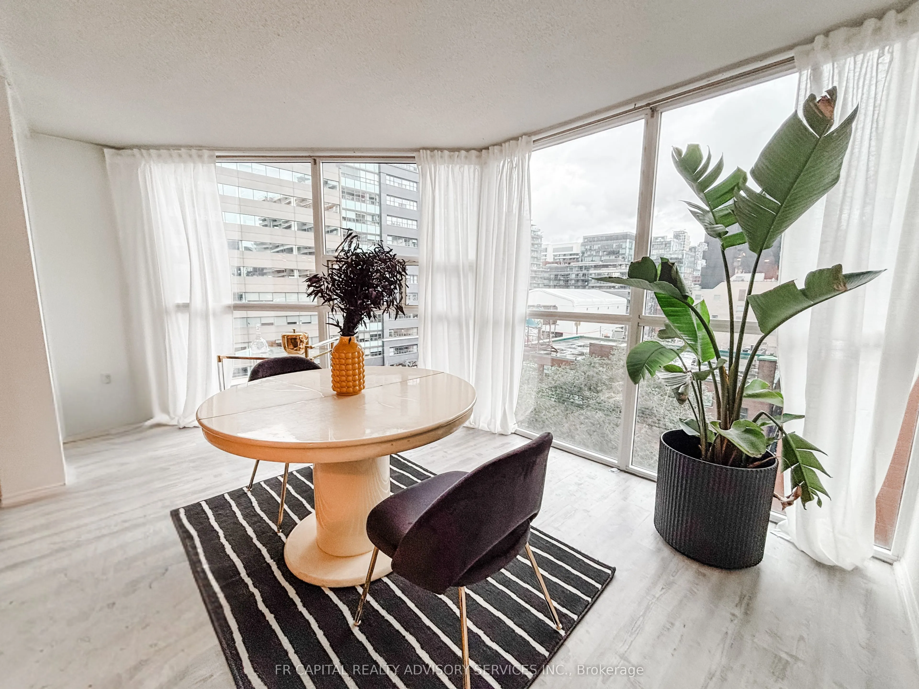 701 King Street W, #813