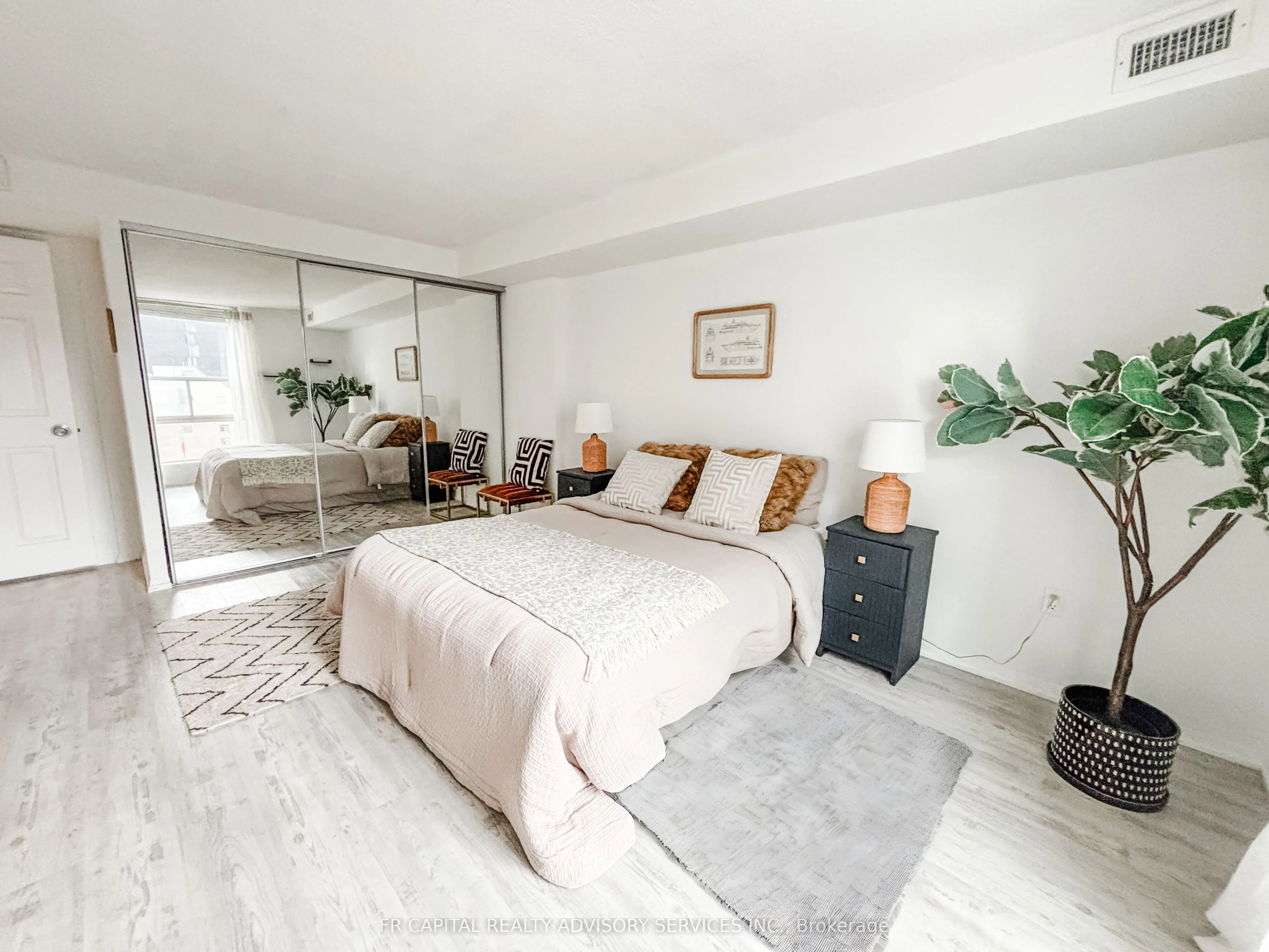 701 King Street W, #813