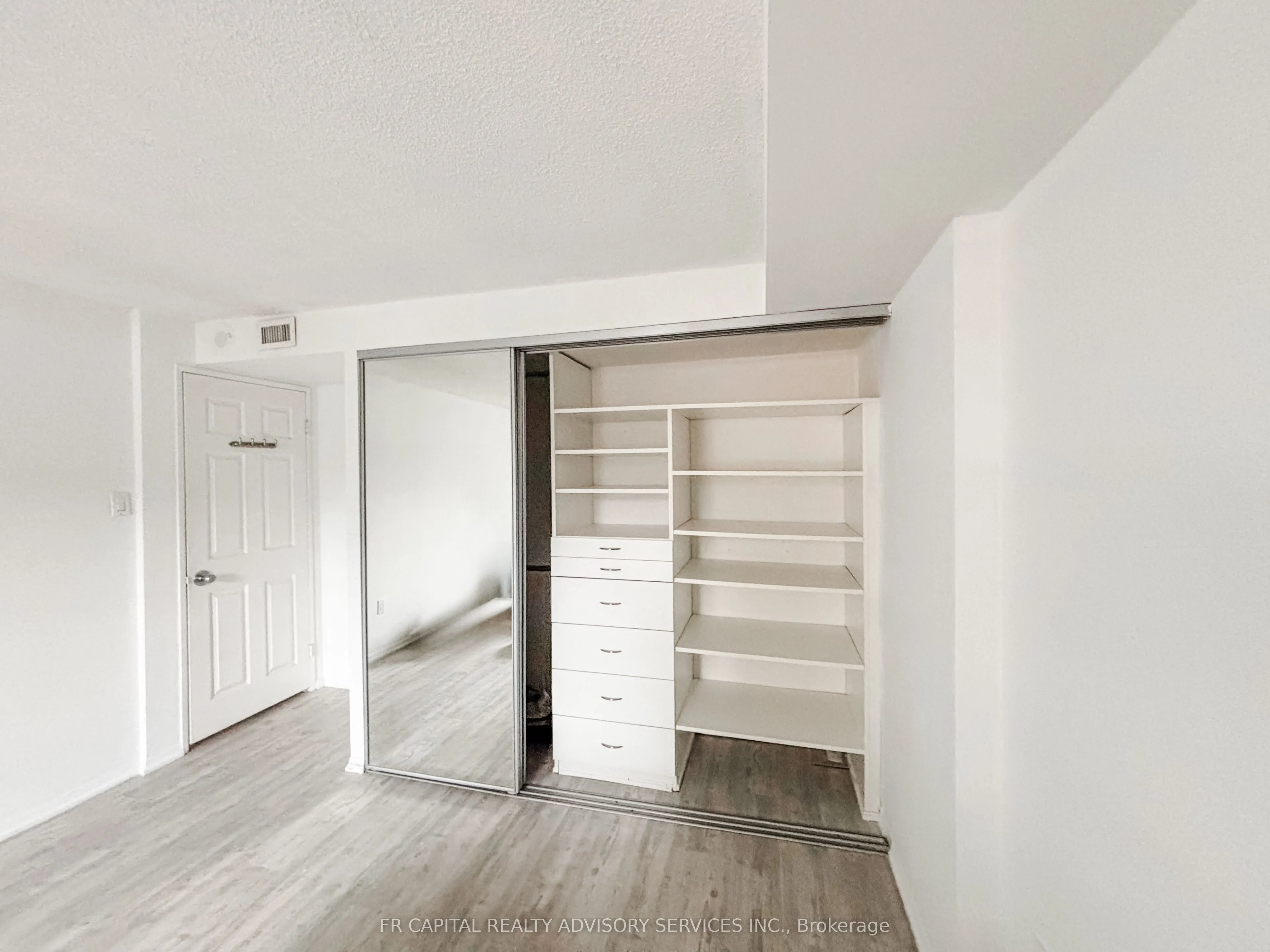 701 King Street W, #813