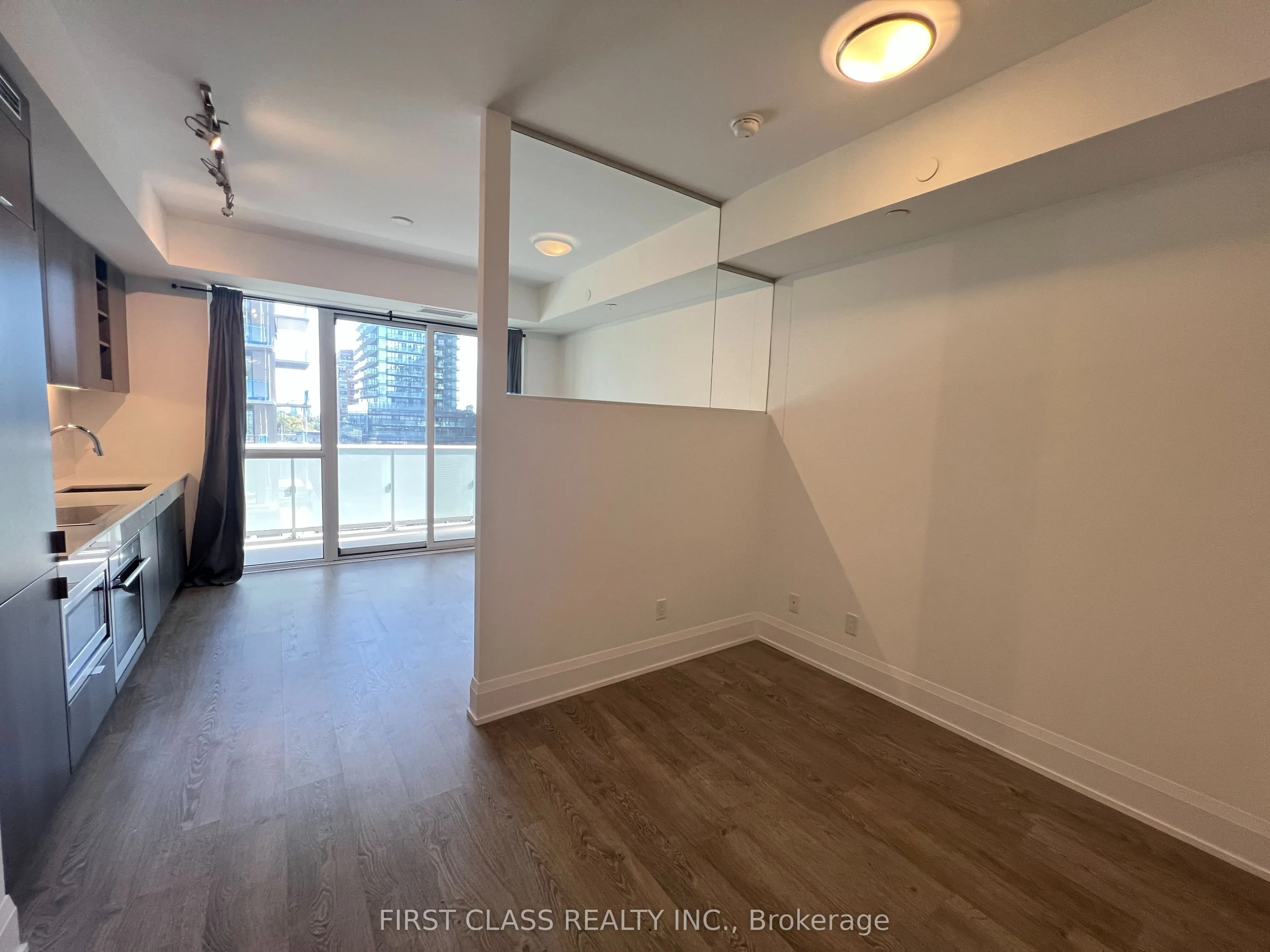 101 Erskine Avenue, #806