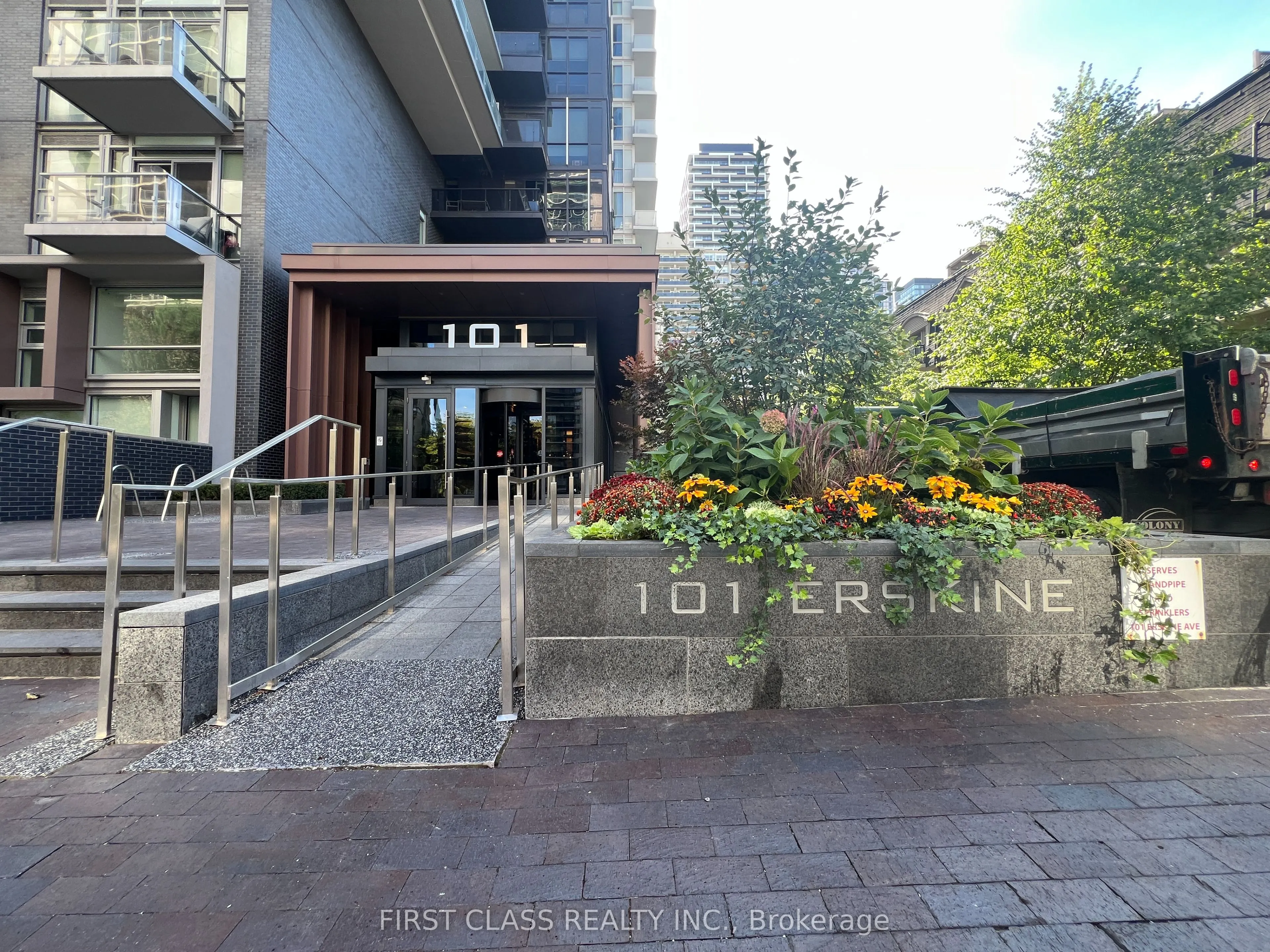 101 Erskine Avenue, #806