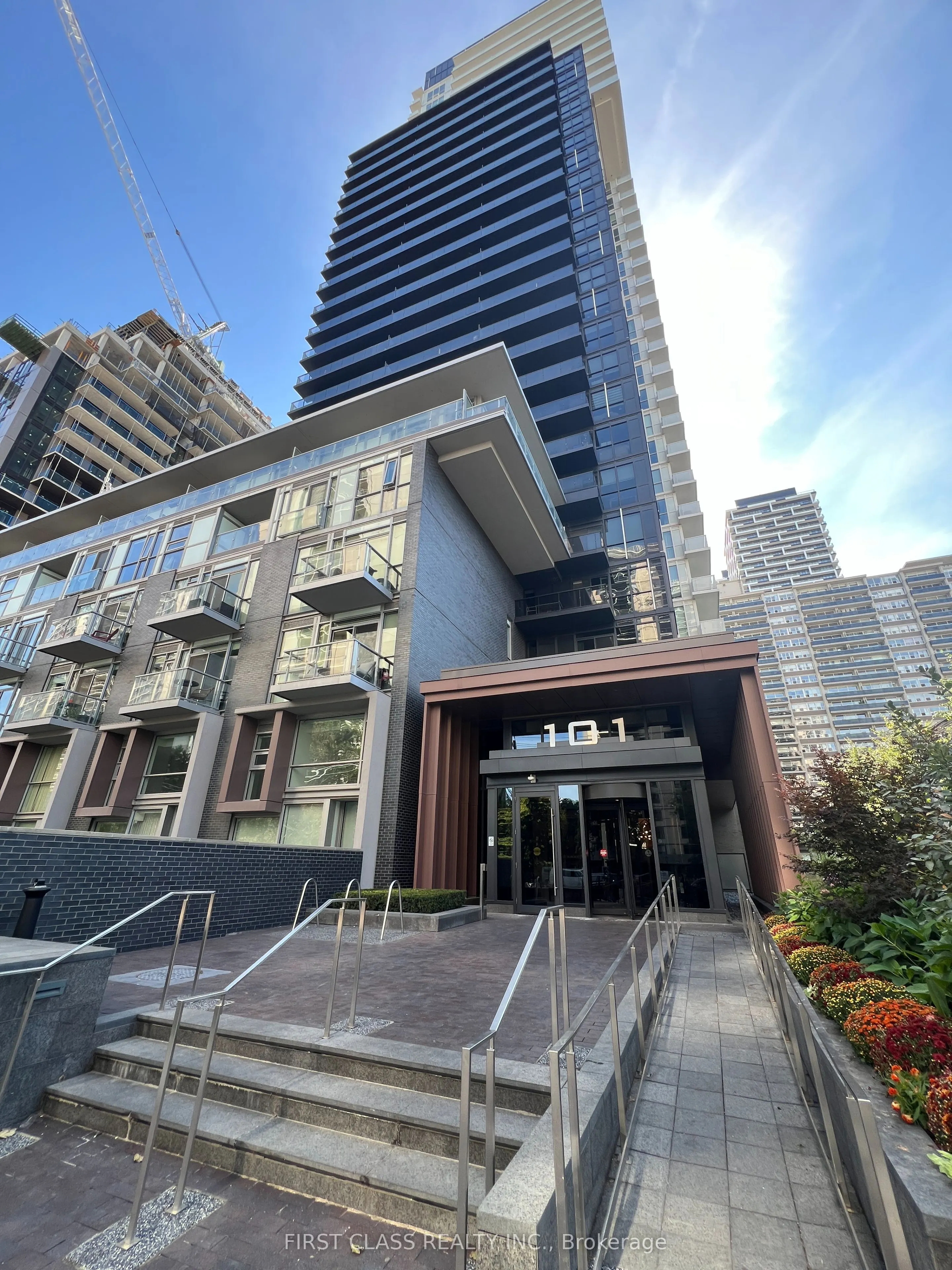 101 Erskine Avenue, #806