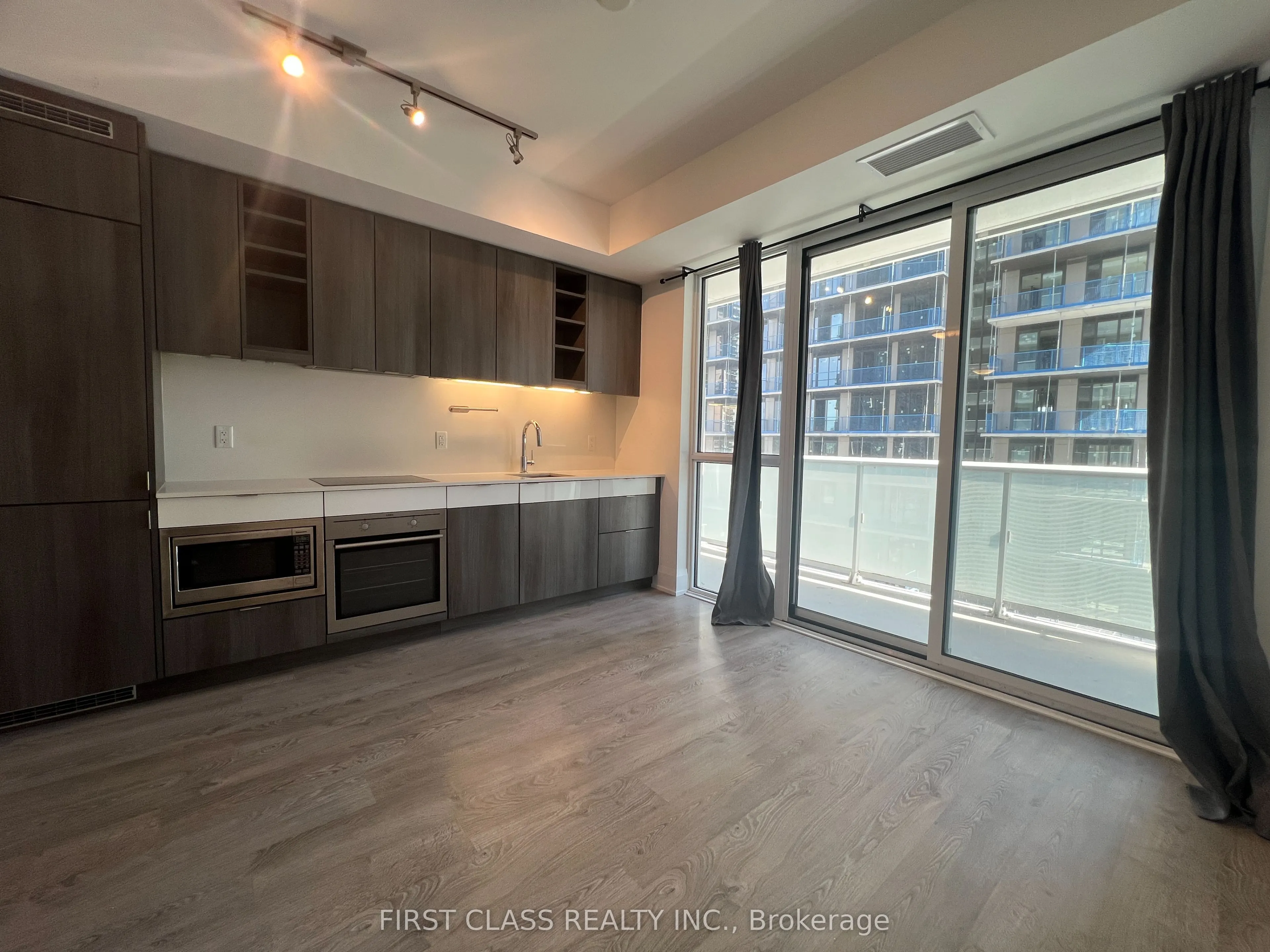 101 Erskine Avenue, #806