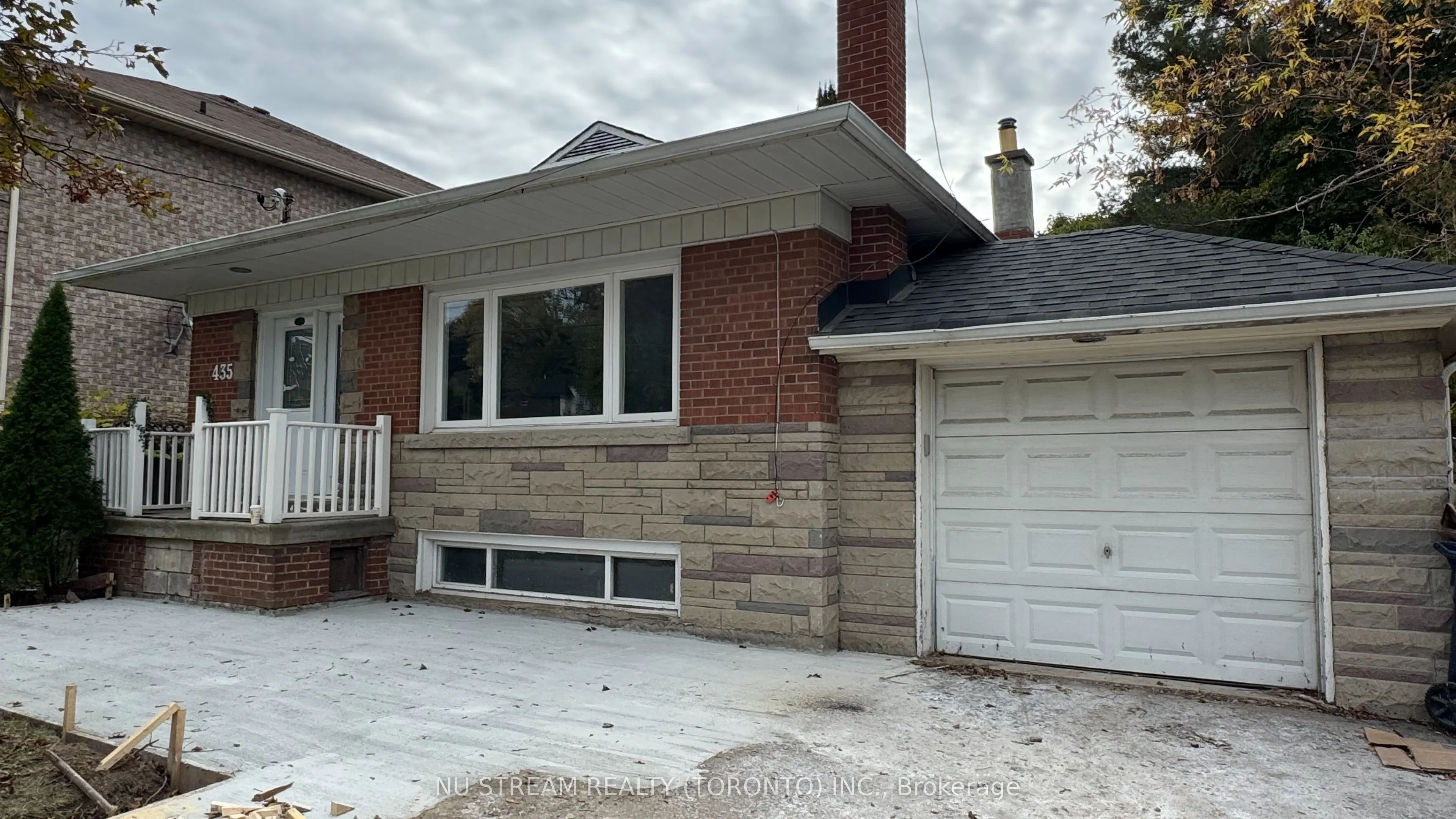 435 Cummer Avenue, #(1 Lvl)