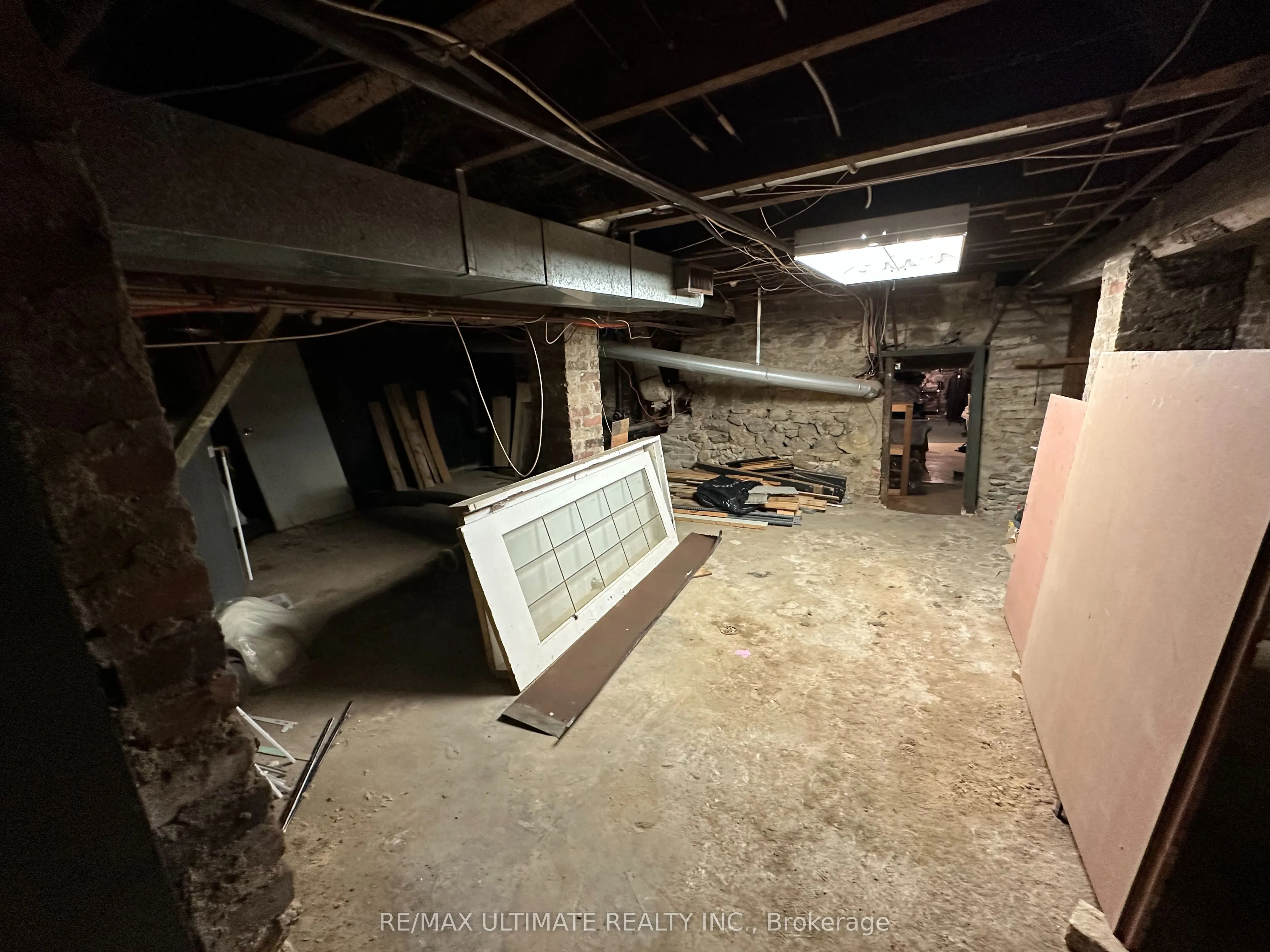 578 Dundas Street W