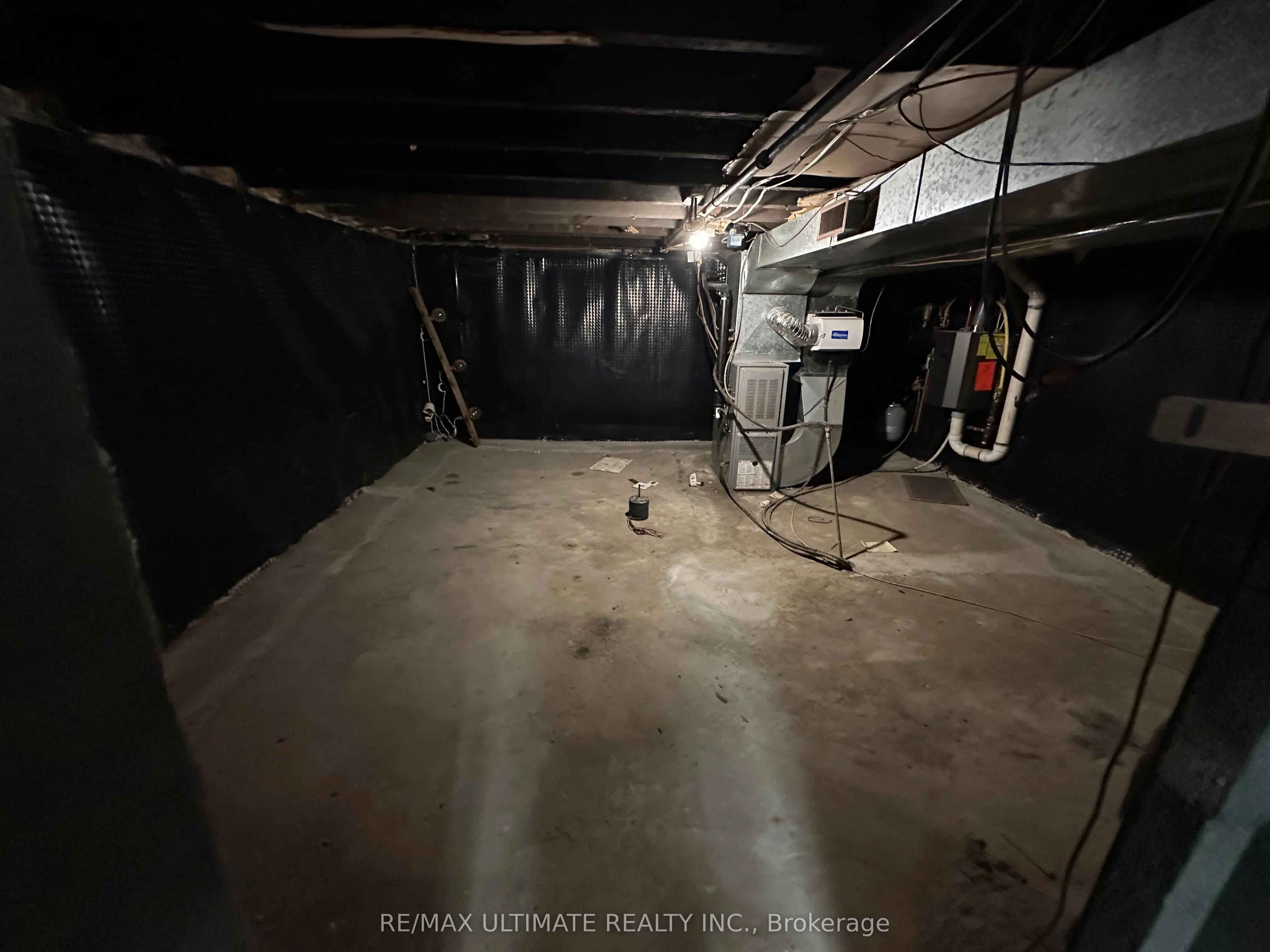 578 Dundas Street W