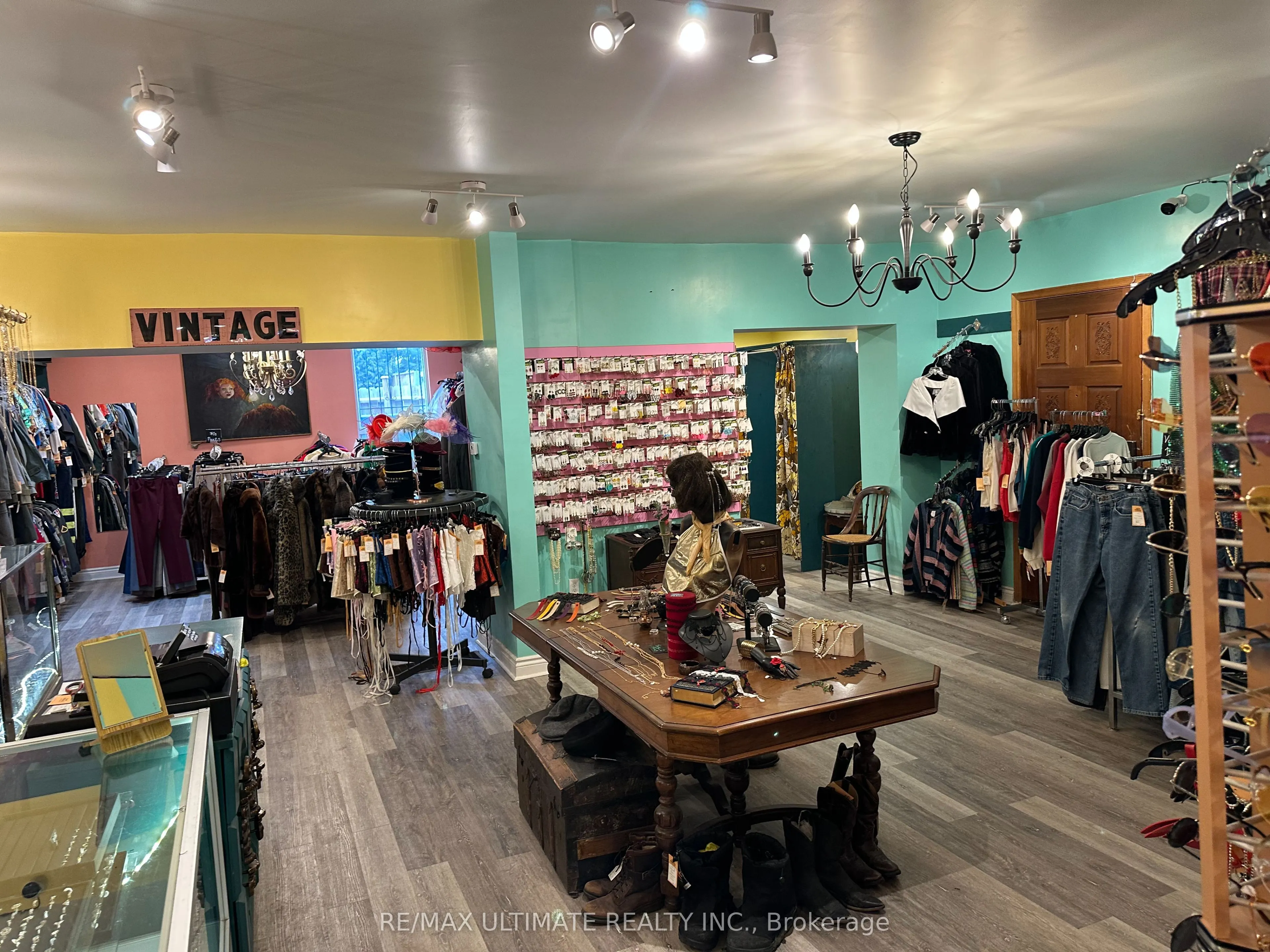 578 Dundas Street W