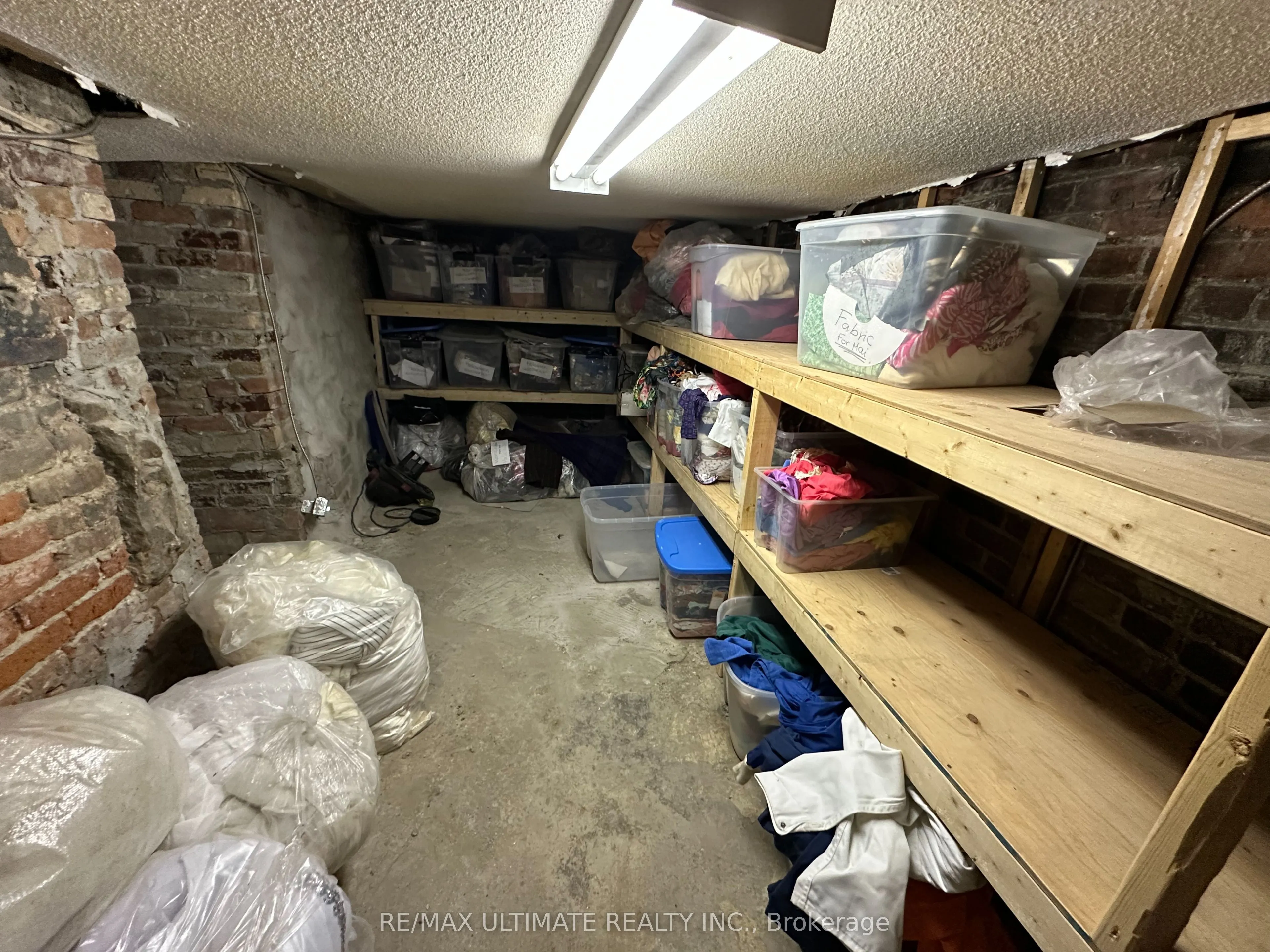 578 Dundas Street W