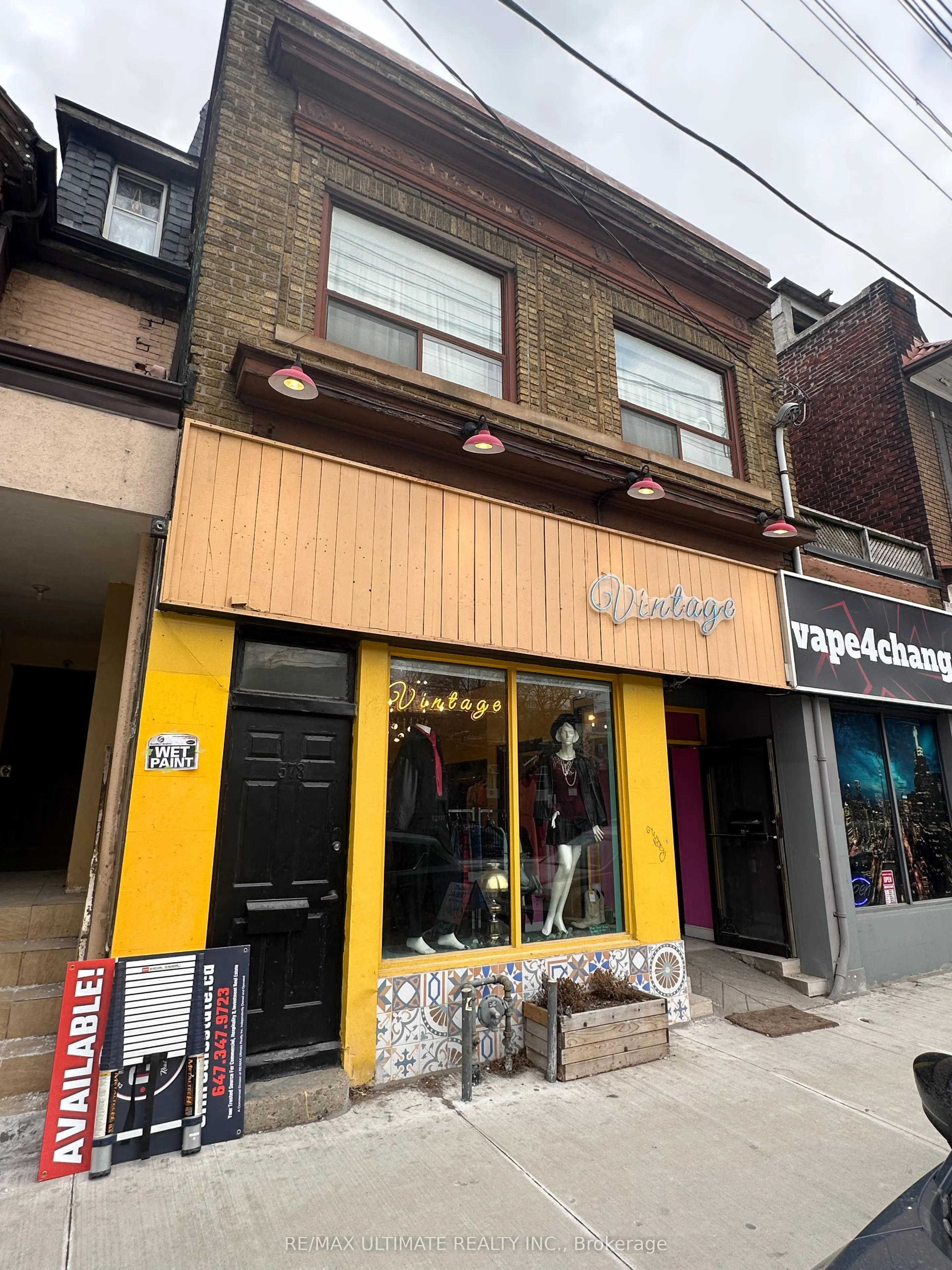 578 Dundas Street W