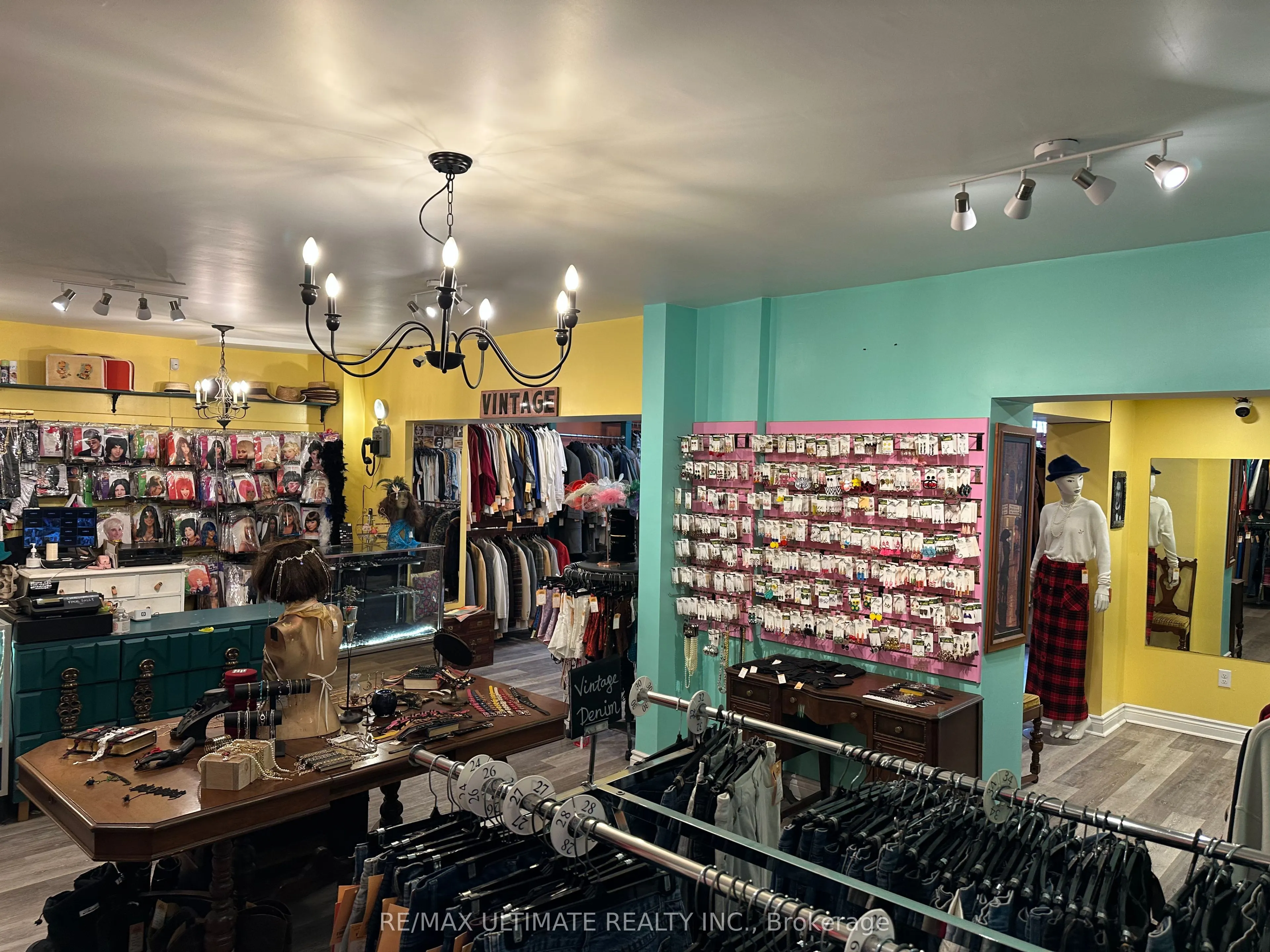 578 Dundas Street W