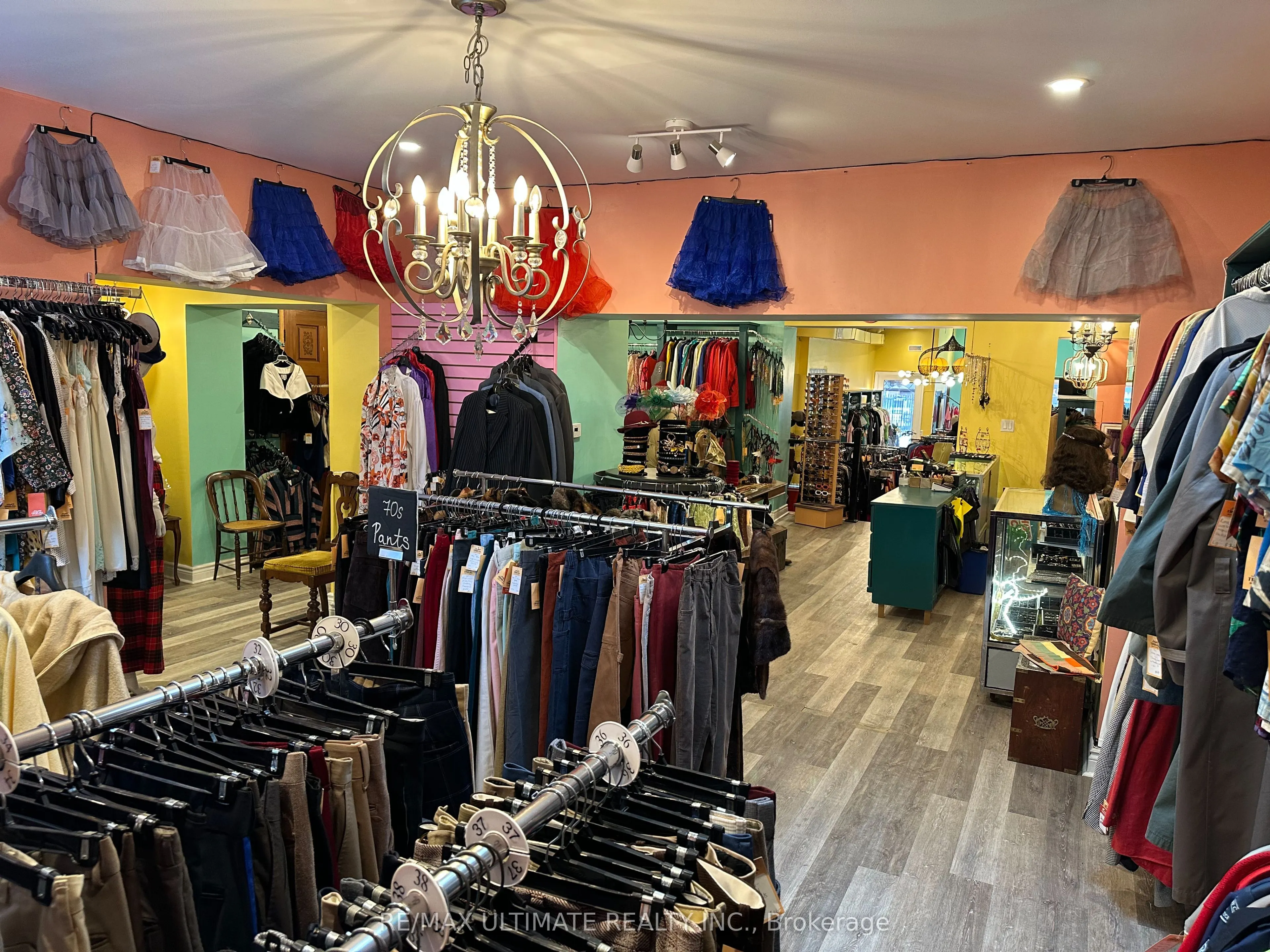 578 Dundas Street W