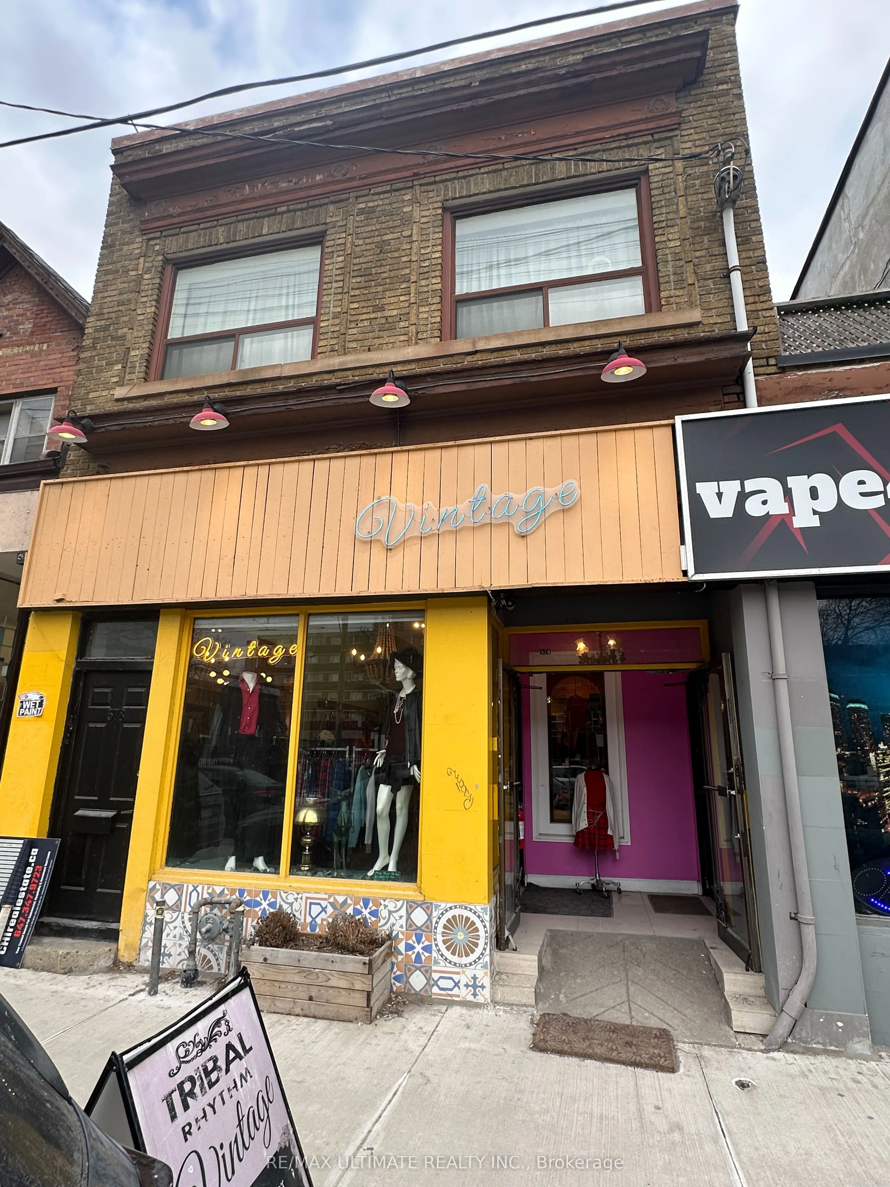 578 Dundas Street W