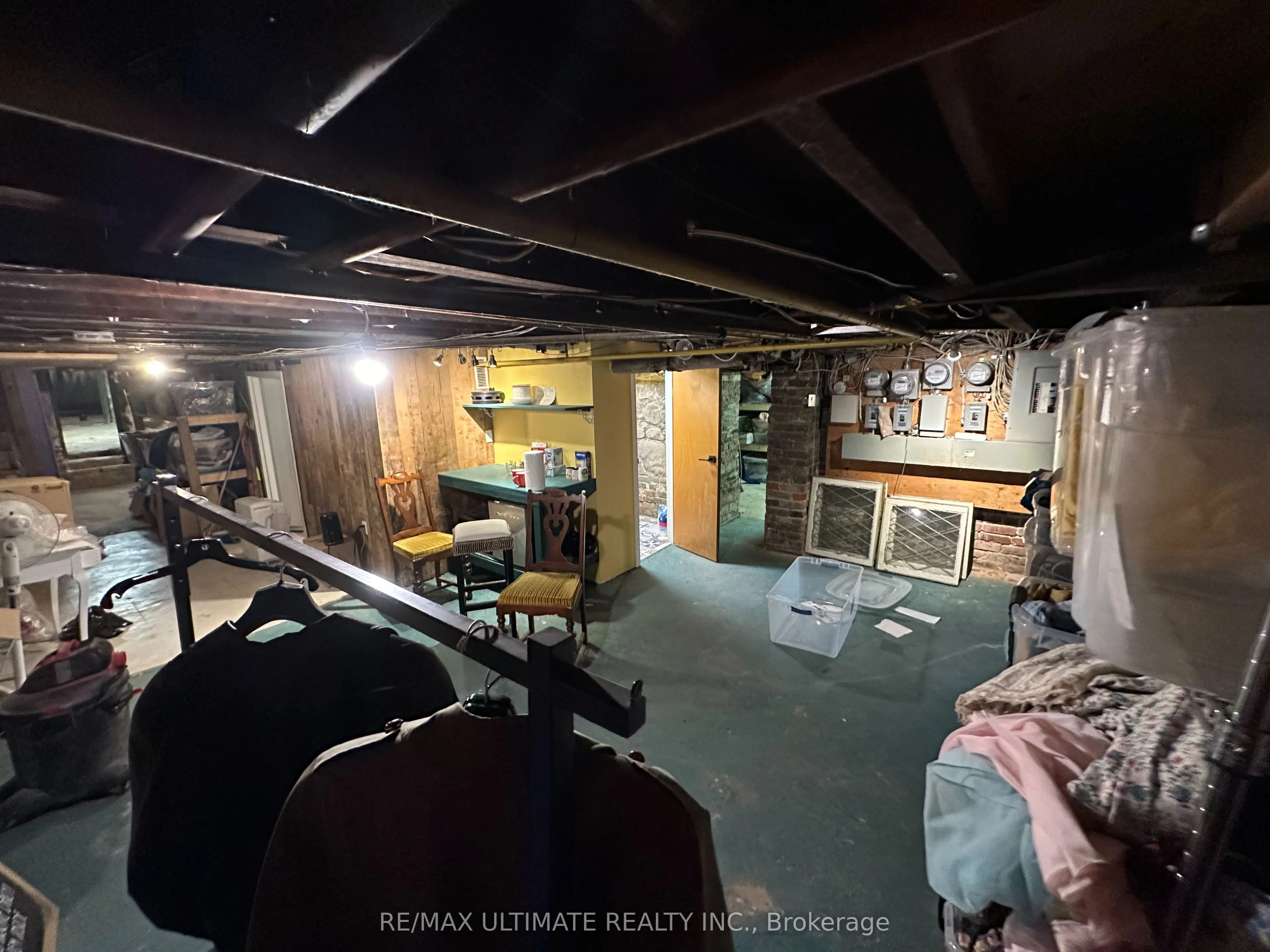 578 Dundas Street W
