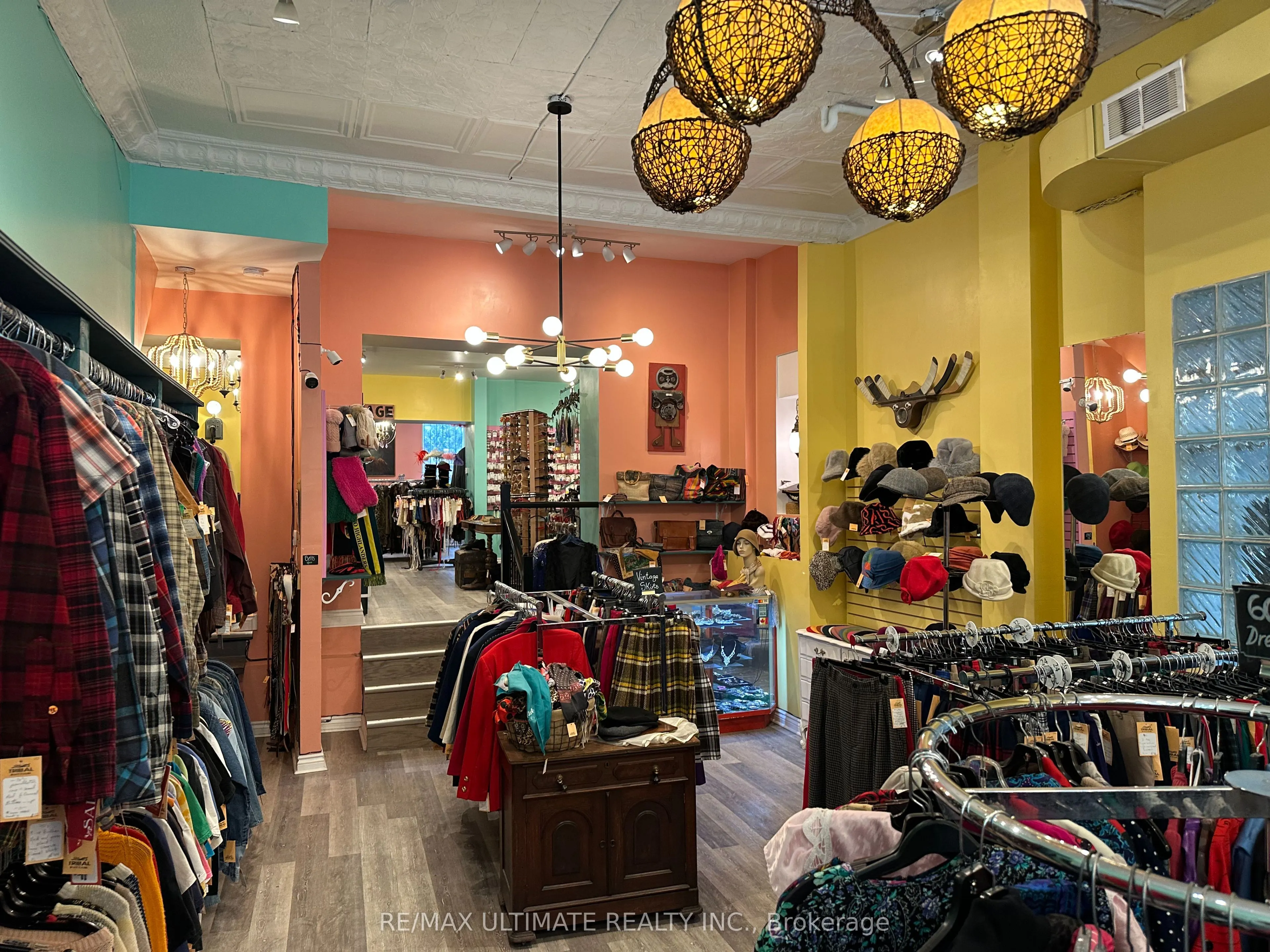 578 Dundas Street W