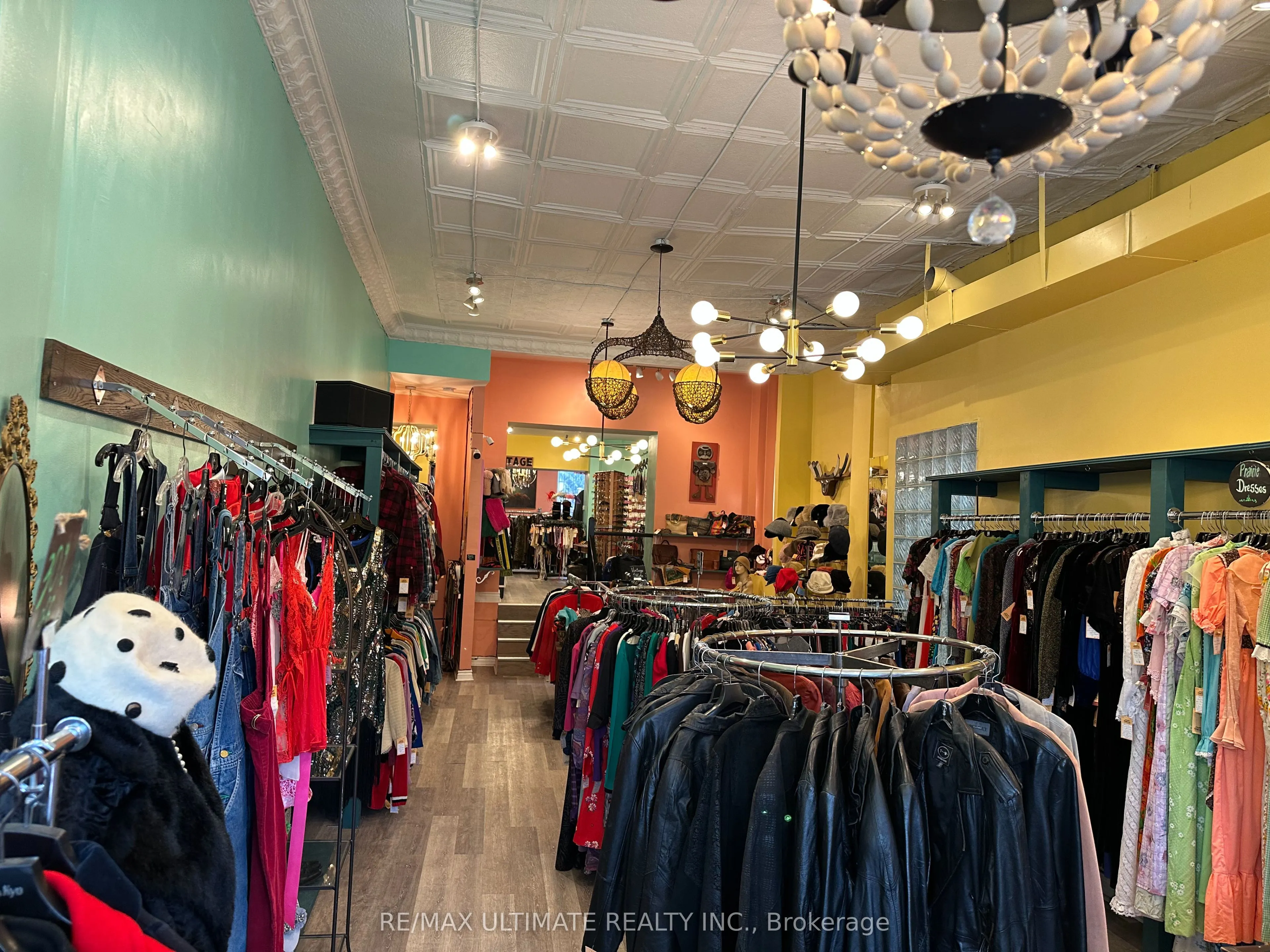 578 Dundas Street W