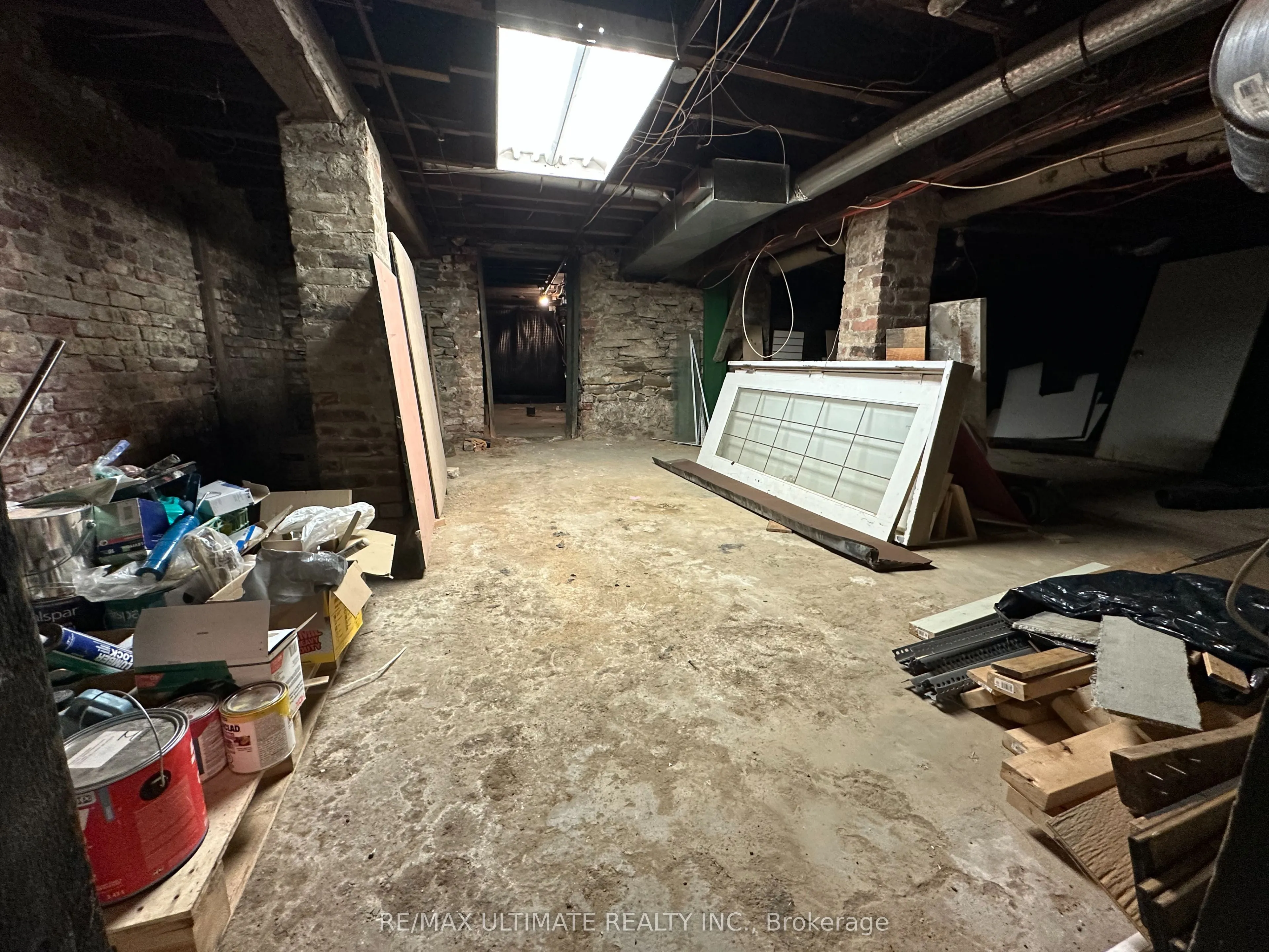 578 Dundas Street W