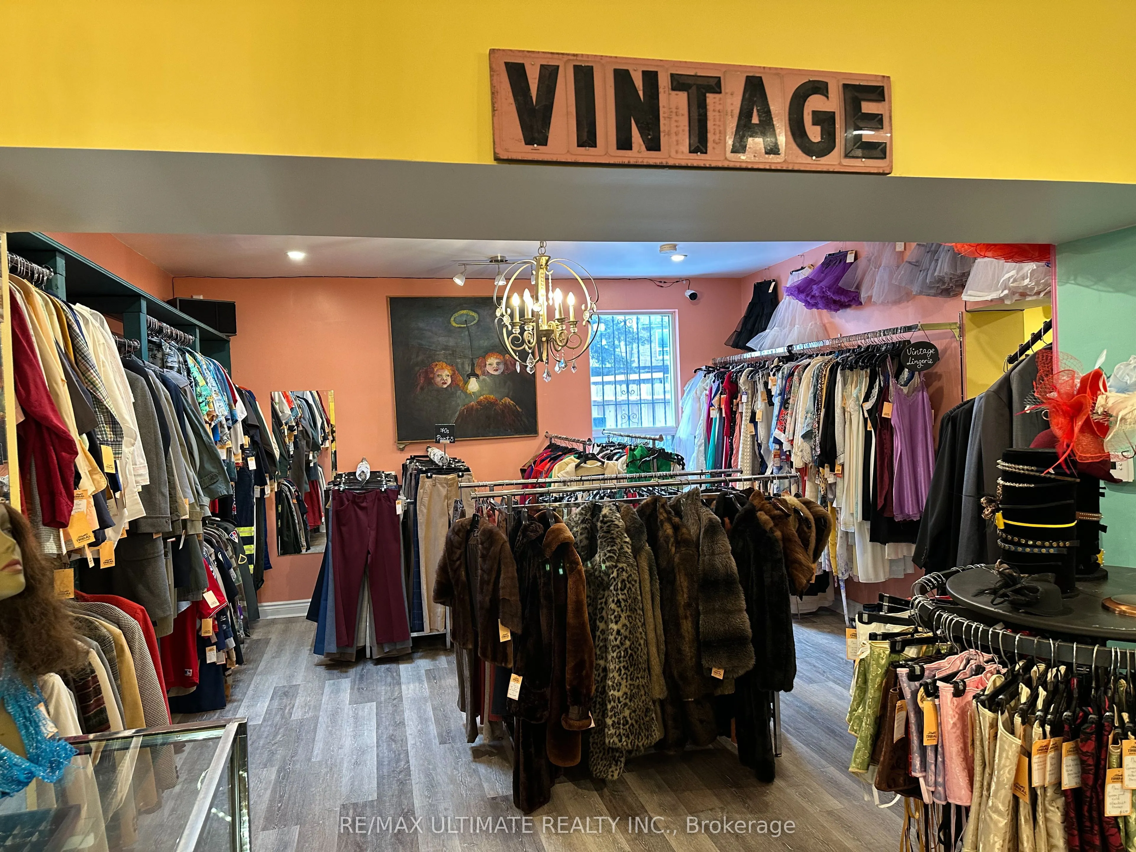 578 Dundas Street W