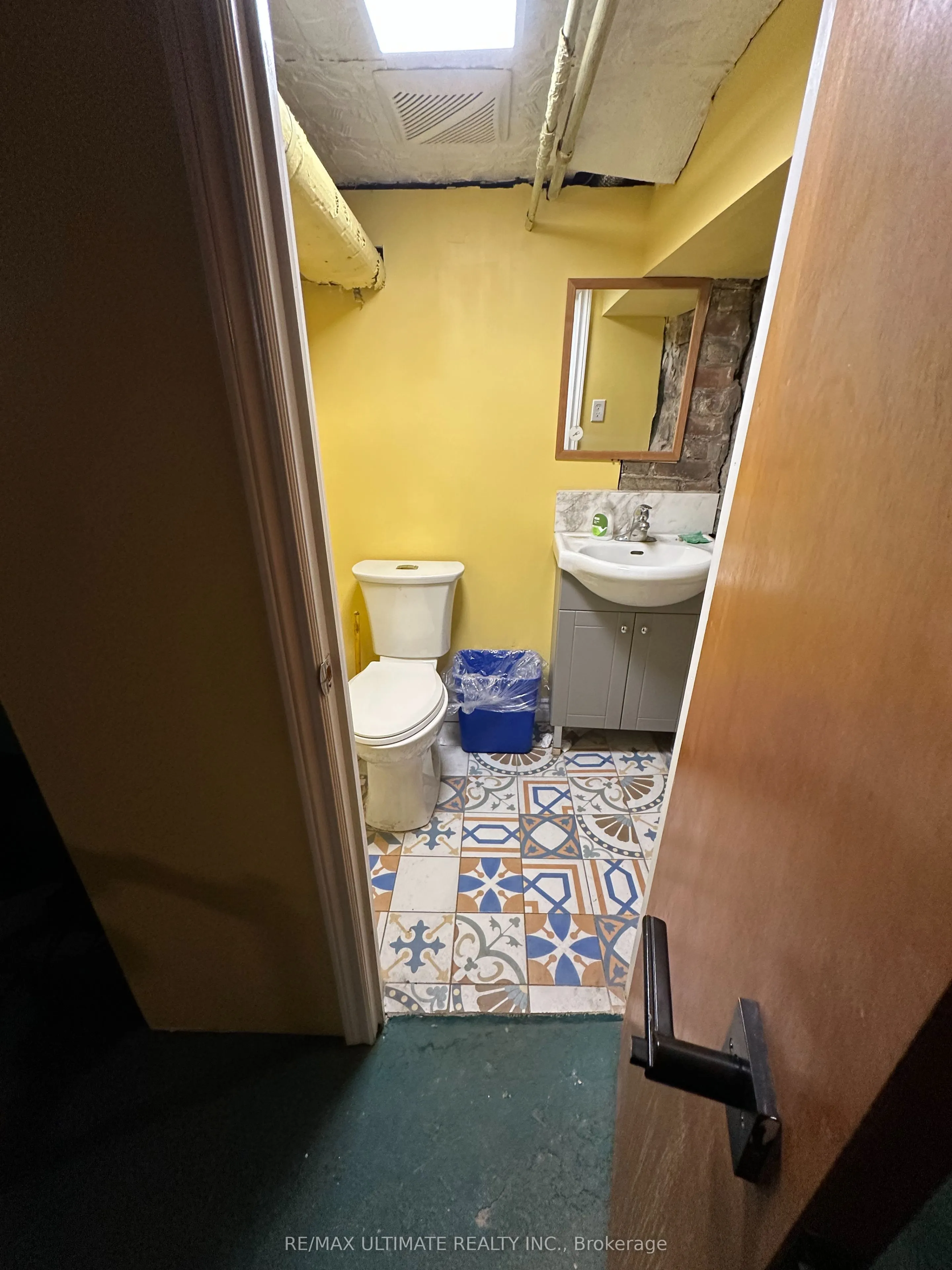 578 Dundas Street W