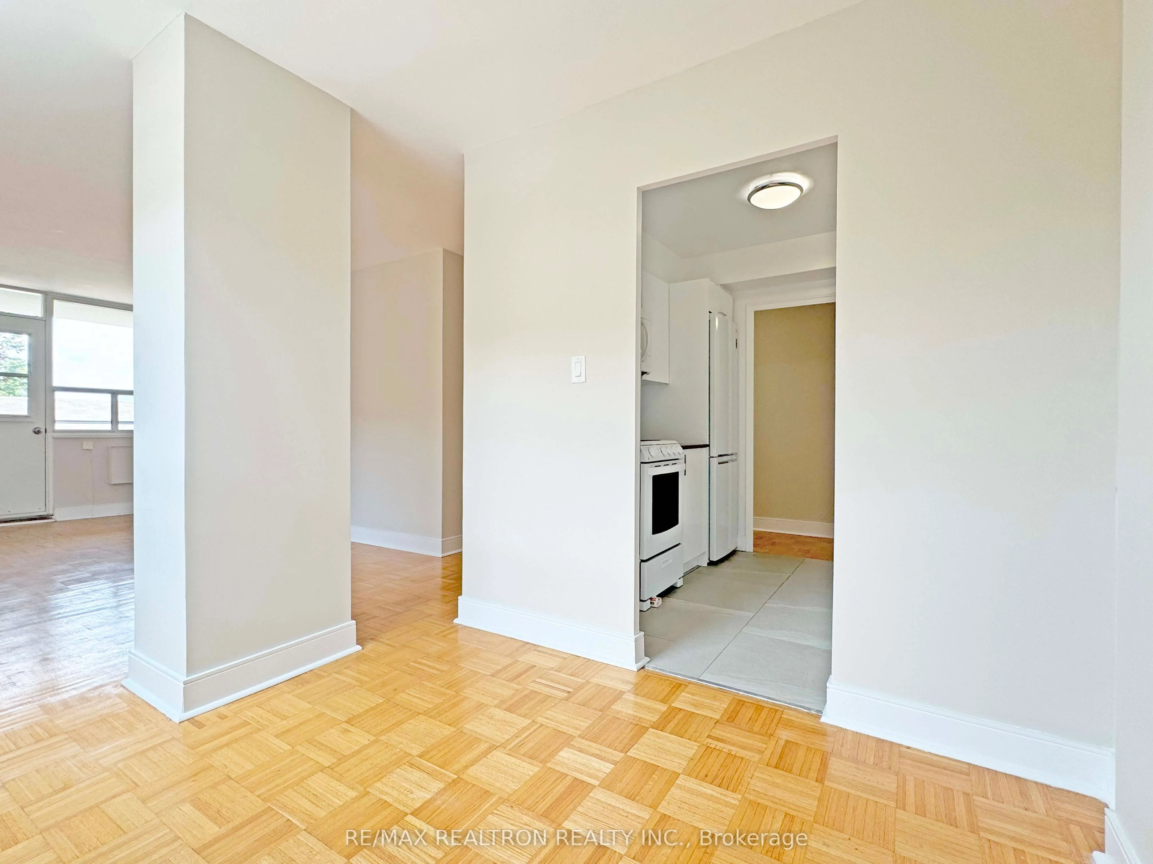 490 Eglinton Avenue E, #404