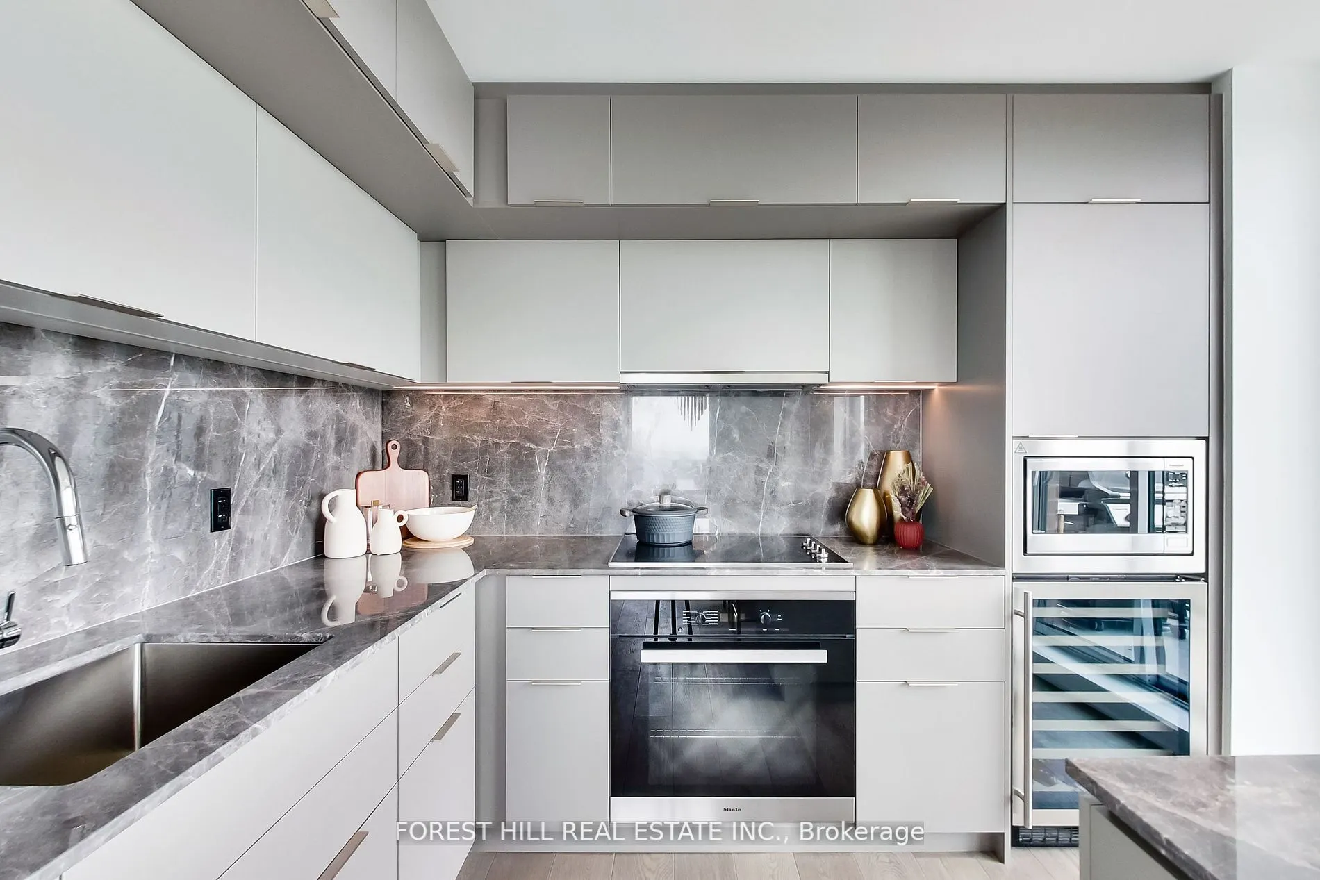 185 Alberta Avenue, #807