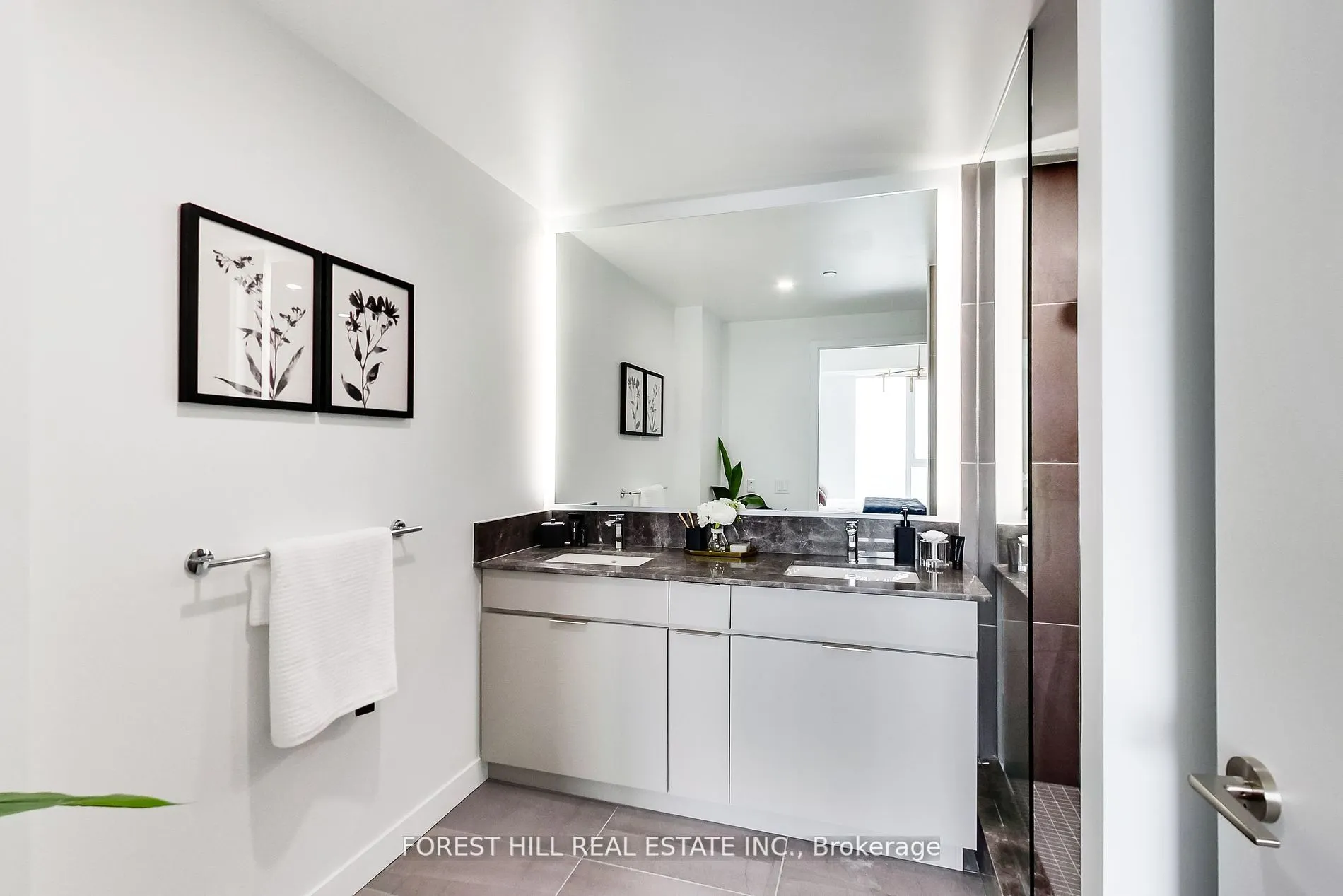185 Alberta Avenue, #807