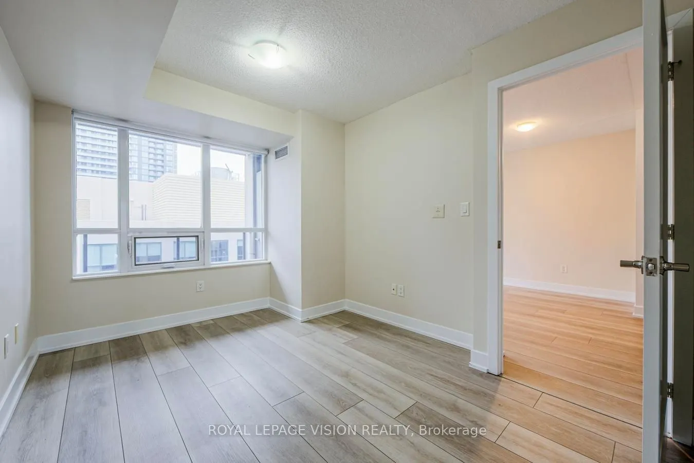 20 Blue Jays Way, #1811