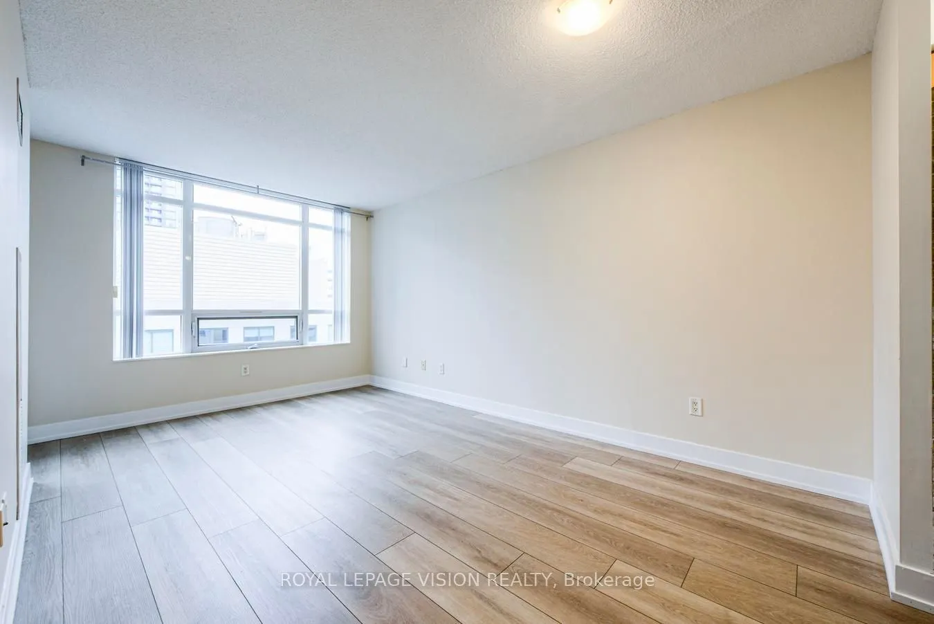 20 Blue Jays Way, #1811