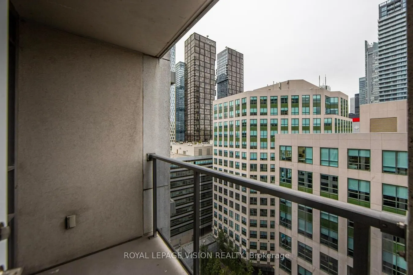 20 Blue Jays Way, #1811