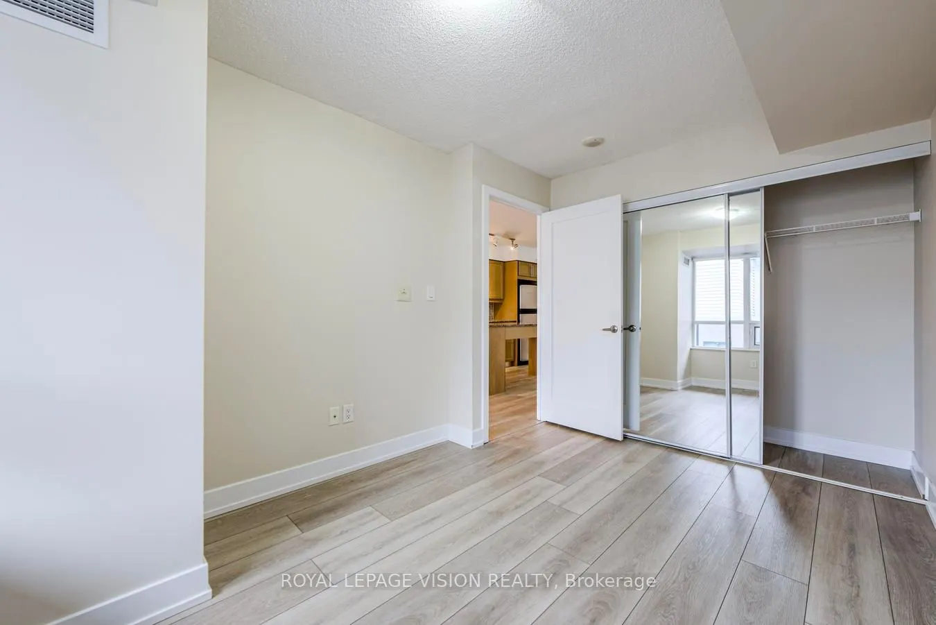 20 Blue Jays Way, #1811